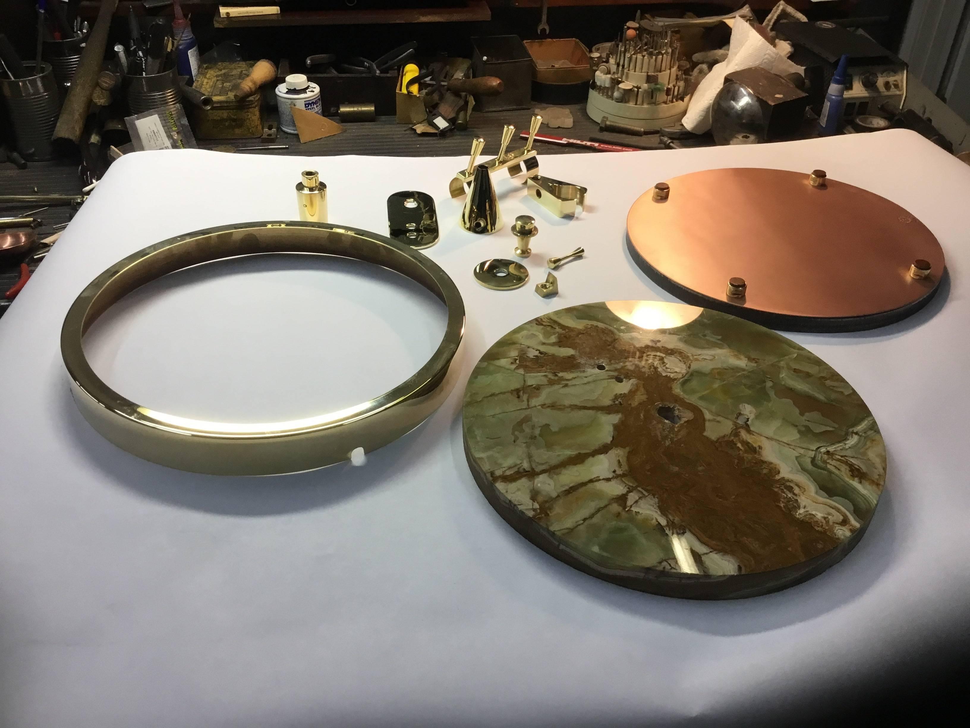 Verstellbare Stehlampe aus vergoldetem Messing, genähtem Leder und Onyx im Angebot 11