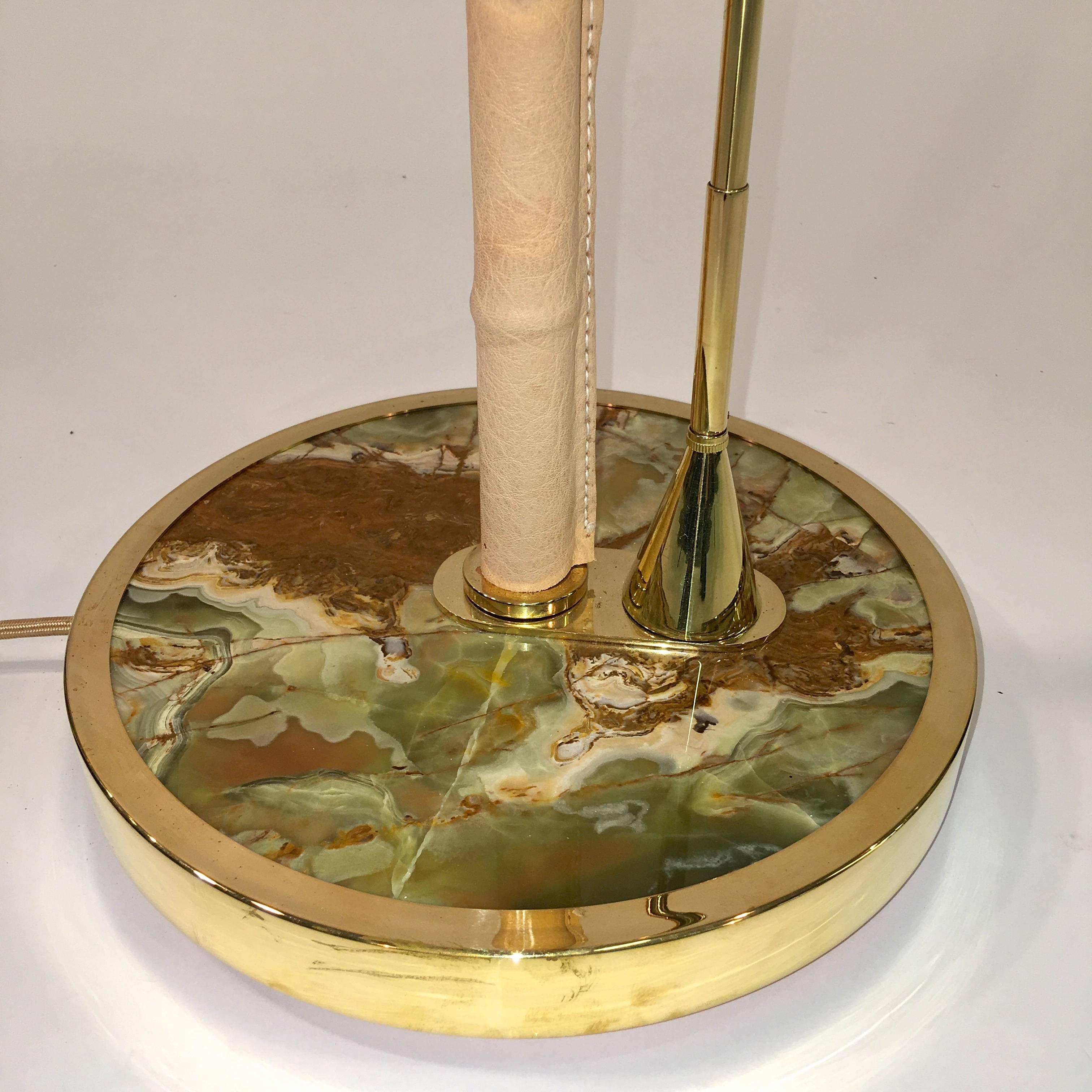 Verstellbare Stehlampe aus vergoldetem Messing, genähtem Leder und Onyx (Beschichtet) im Angebot