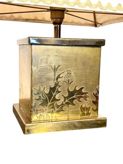 Lámpara de mesa de latón dorado con un motivo de cardo finamente grabado