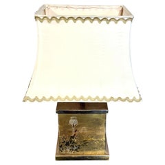 Lámpara de mesa de latón dorado con un motivo de cardo finamente grabado