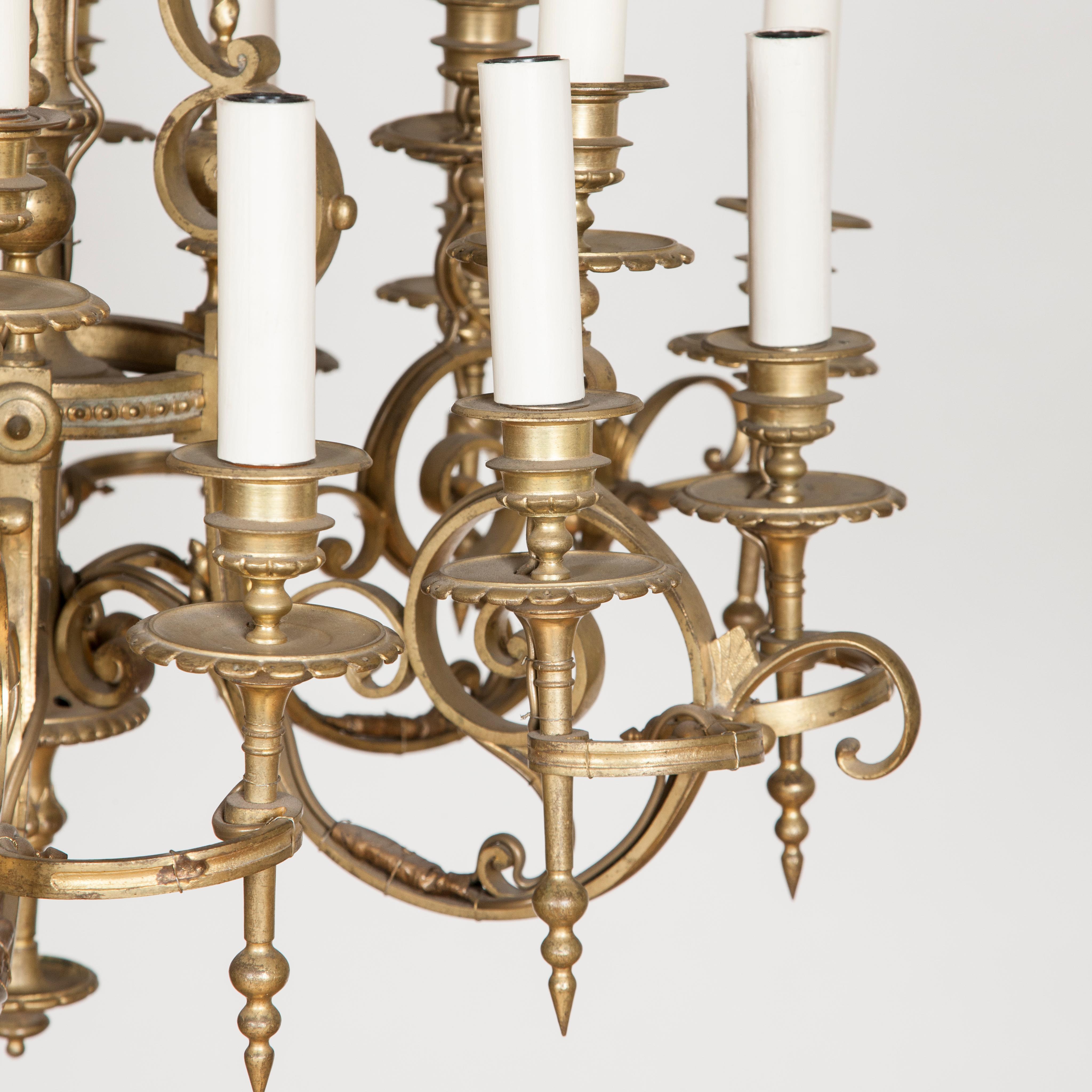 Francese Lampadario a 18 luci in bronzo dorato in vendita