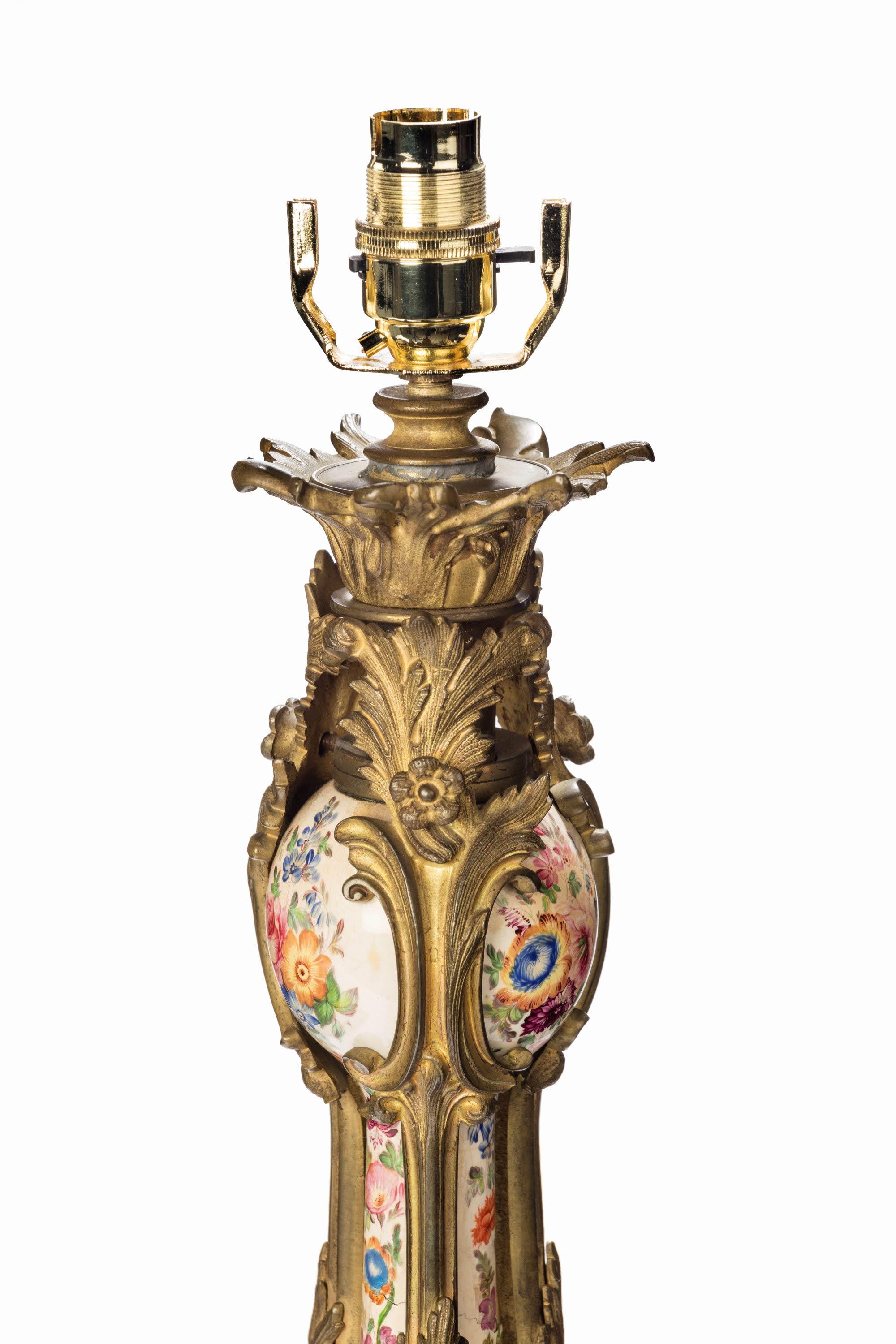 Lampe aus vergoldeter Bronze in Rokoko-Form aus dem 19. Jahrhundert (Englisch)