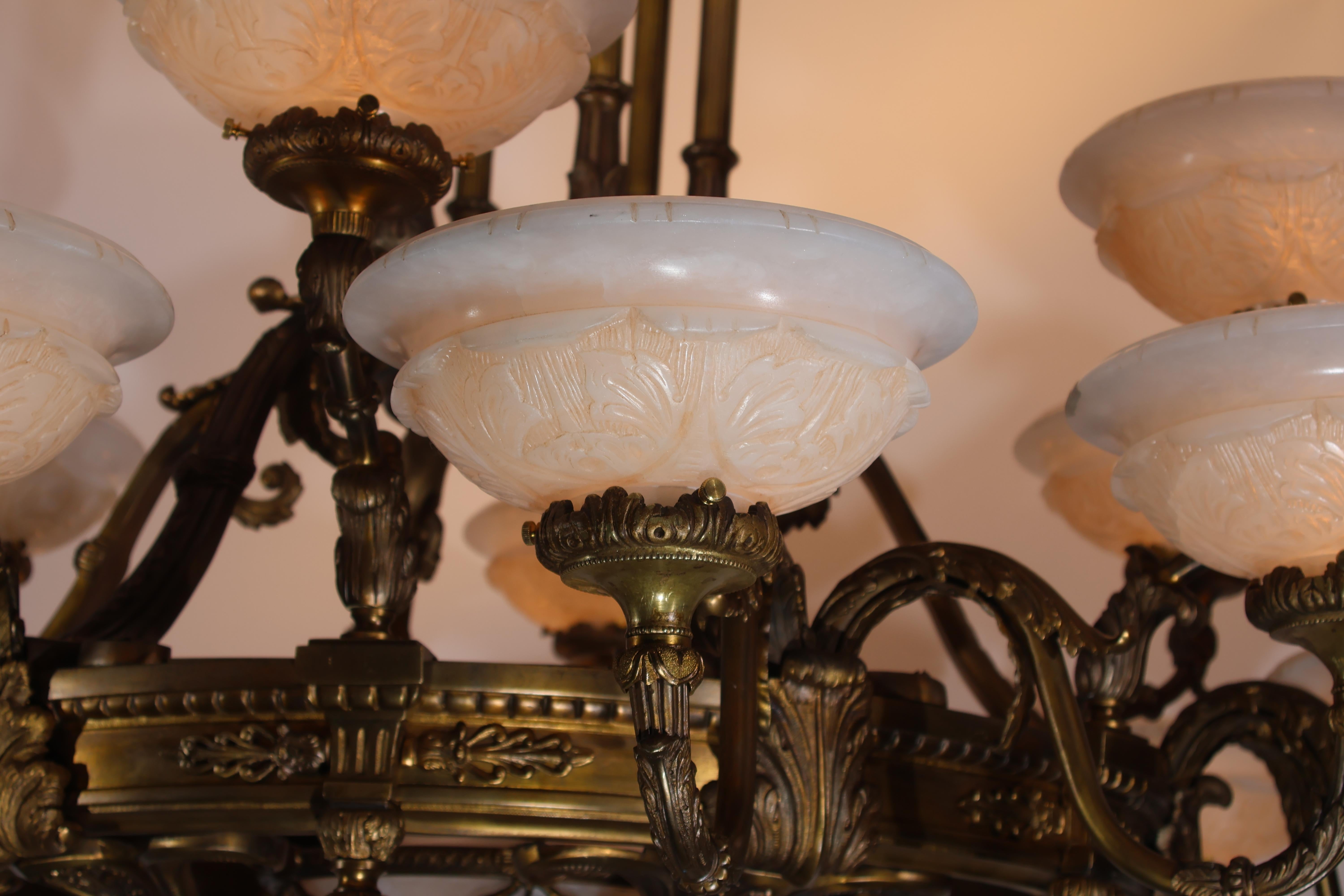 Lampadario in bronzo dorato e alabastro in vendita 3