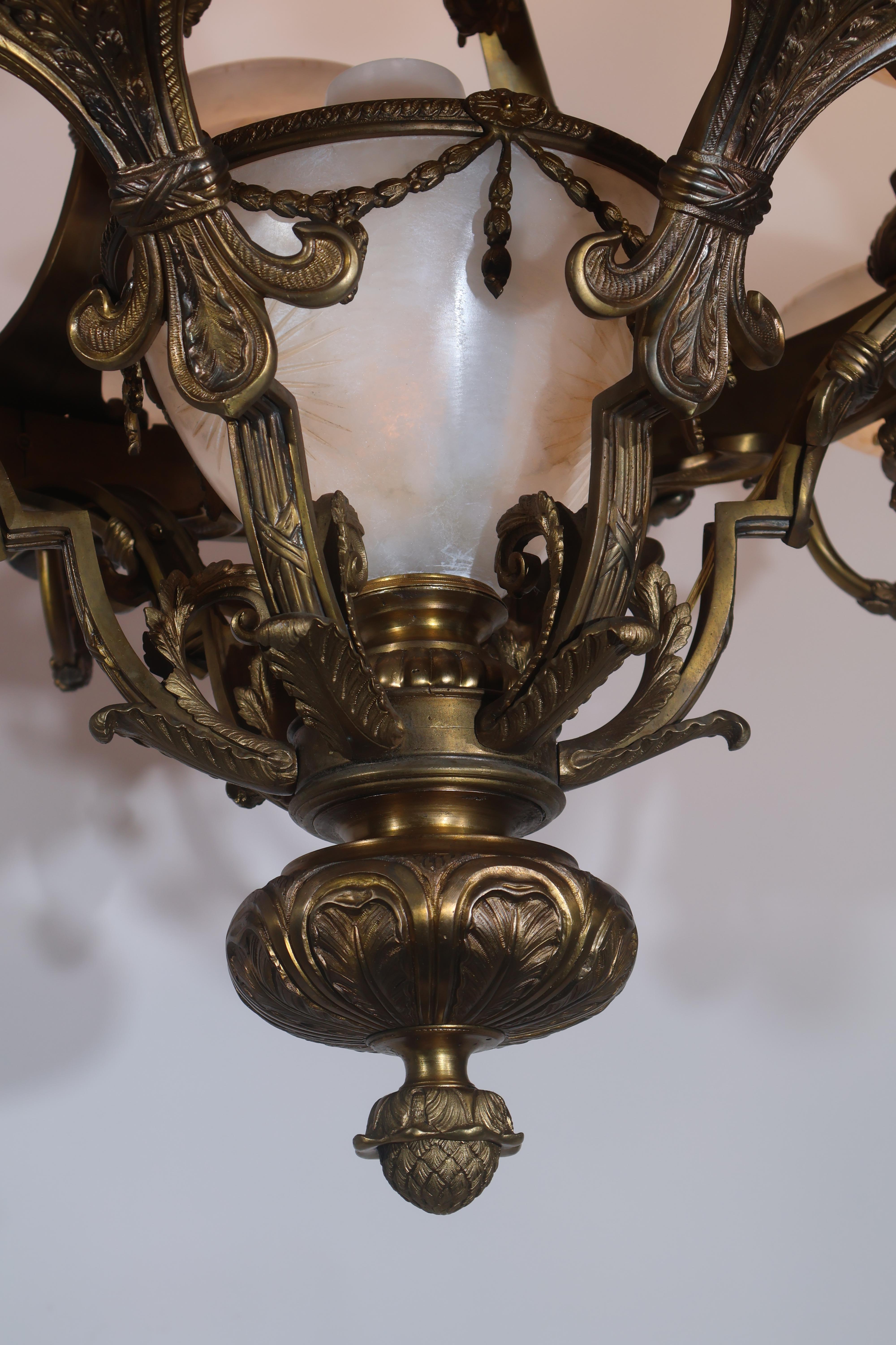 Lampadario in bronzo dorato e alabastro in vendita 4