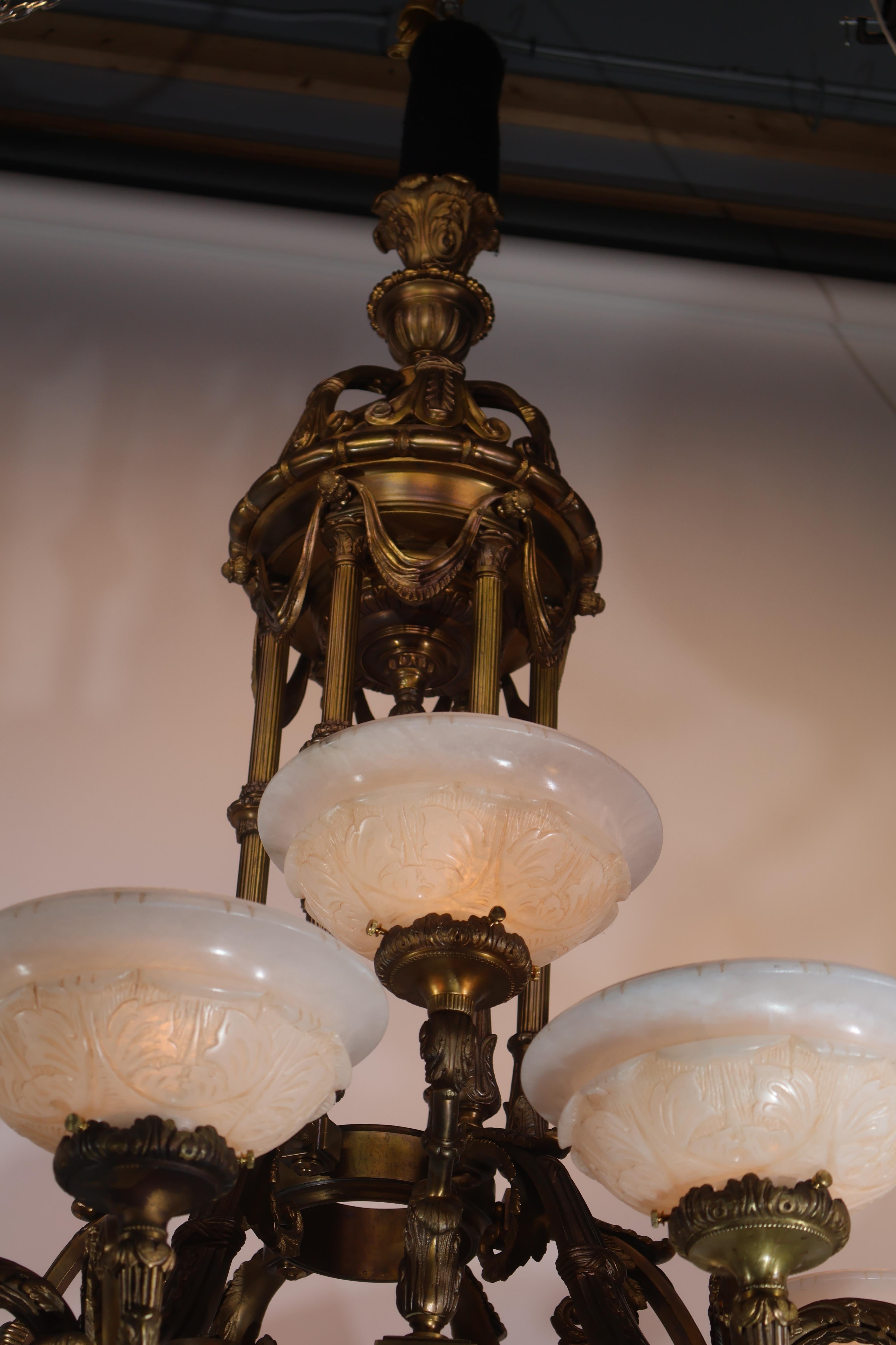 Lampadario in bronzo dorato e alabastro in vendita 5