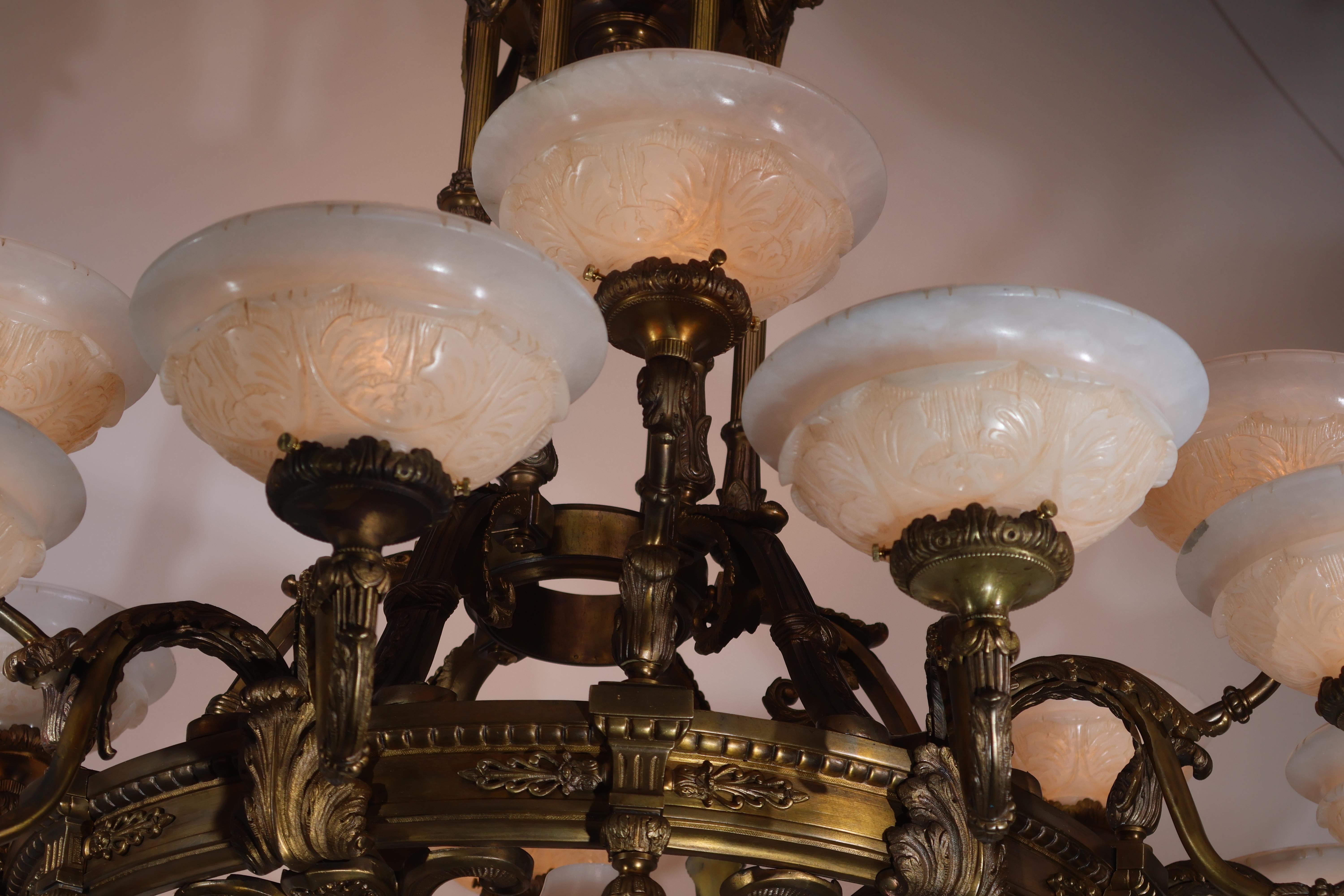 Lampadario in bronzo dorato e alabastro in vendita 6