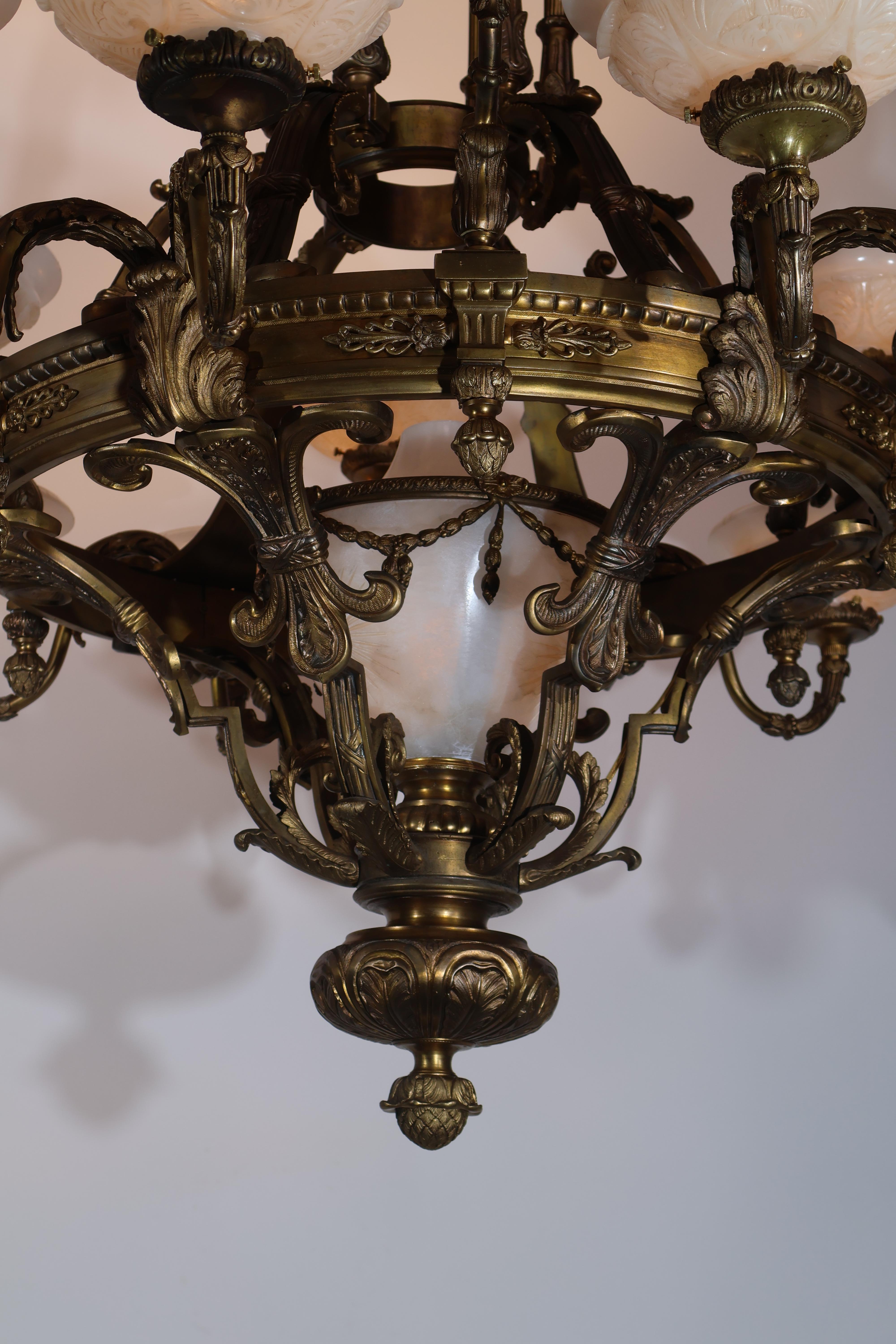 Lampadario in bronzo dorato e alabastro in vendita 7