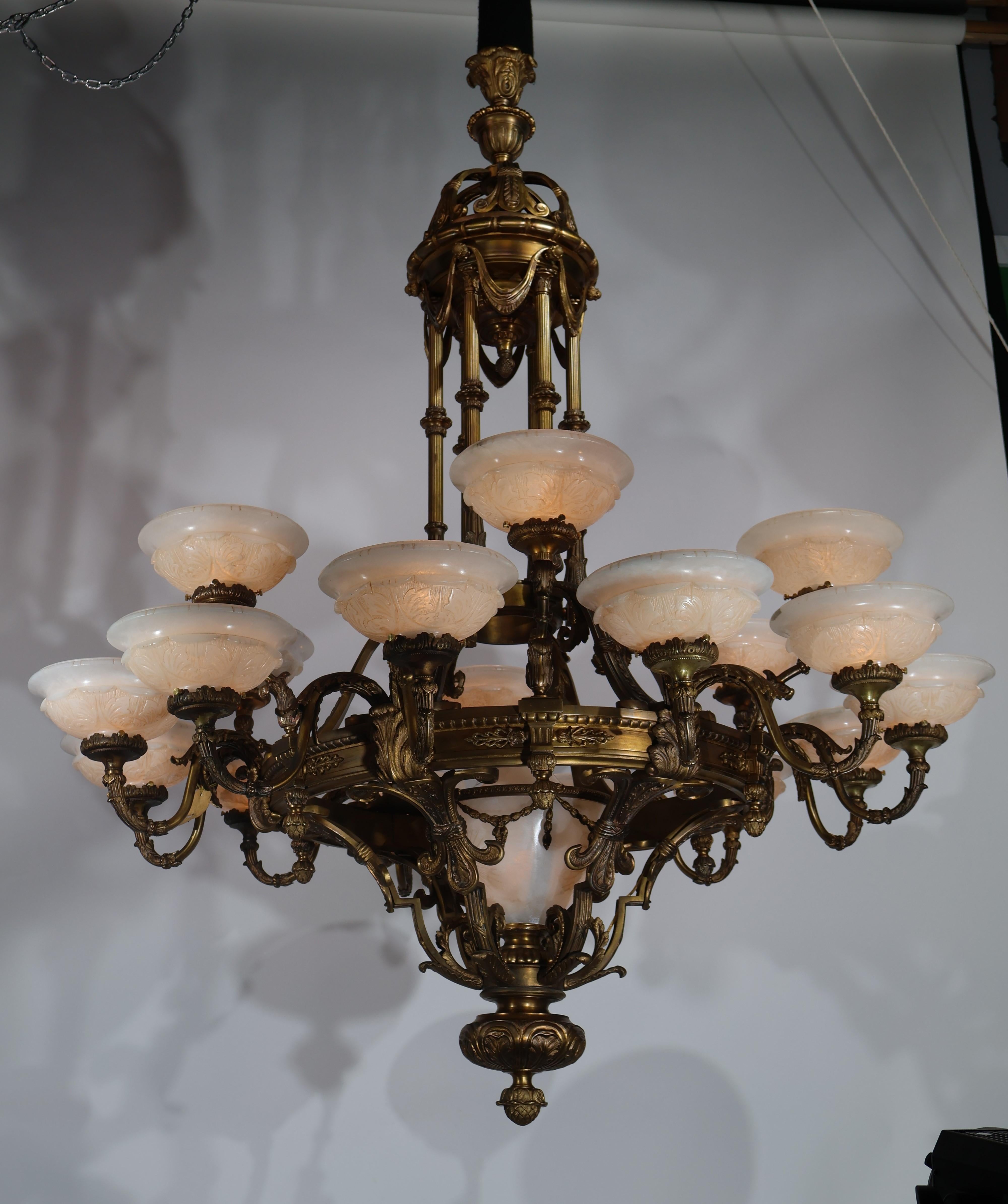 Lampadario in bronzo dorato e alabastro in vendita 8