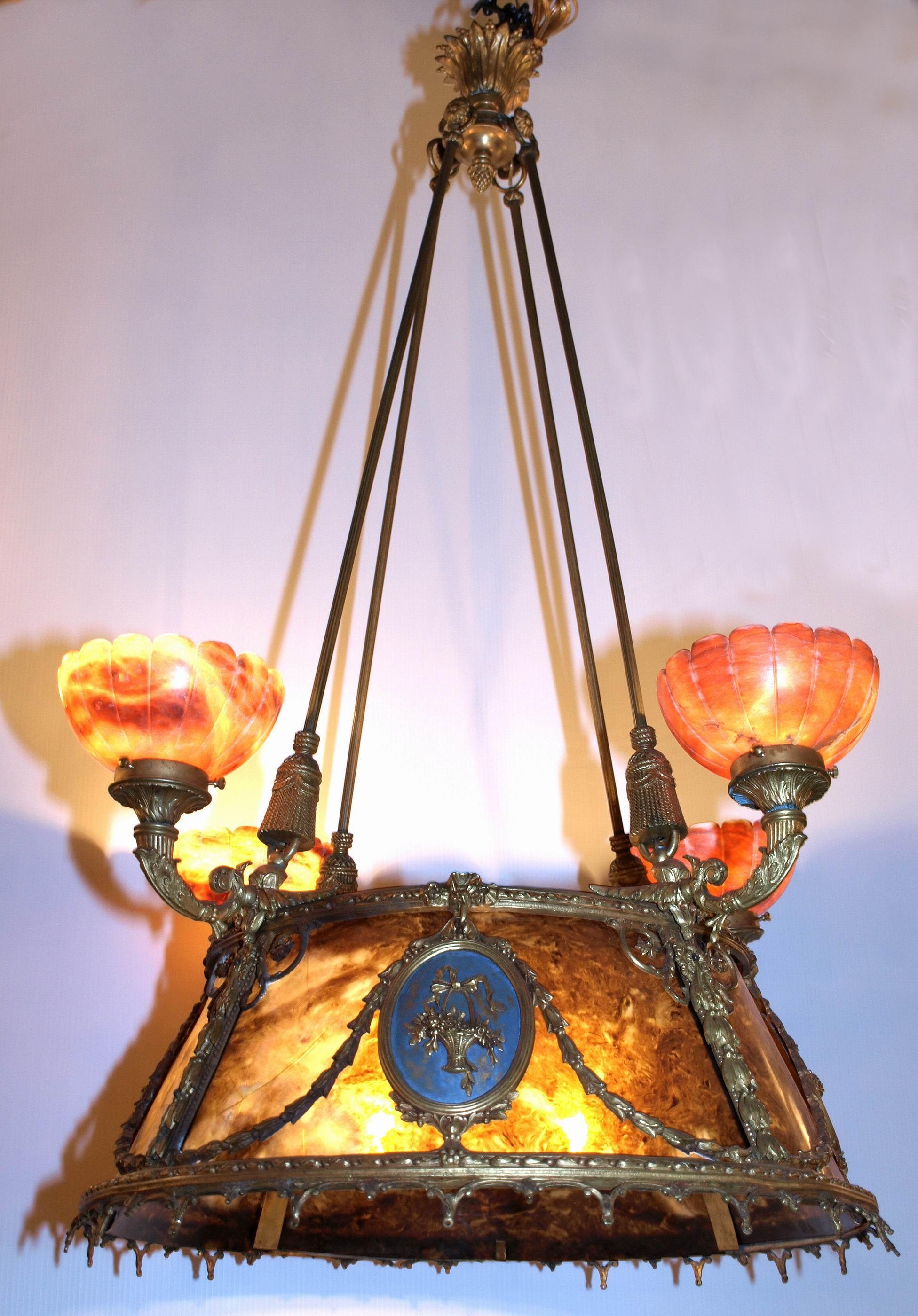 Raffinato lampadario in bronzo dorato e alabastro. 4 luci esterne, 3 luci interne.
Francia, circa.
