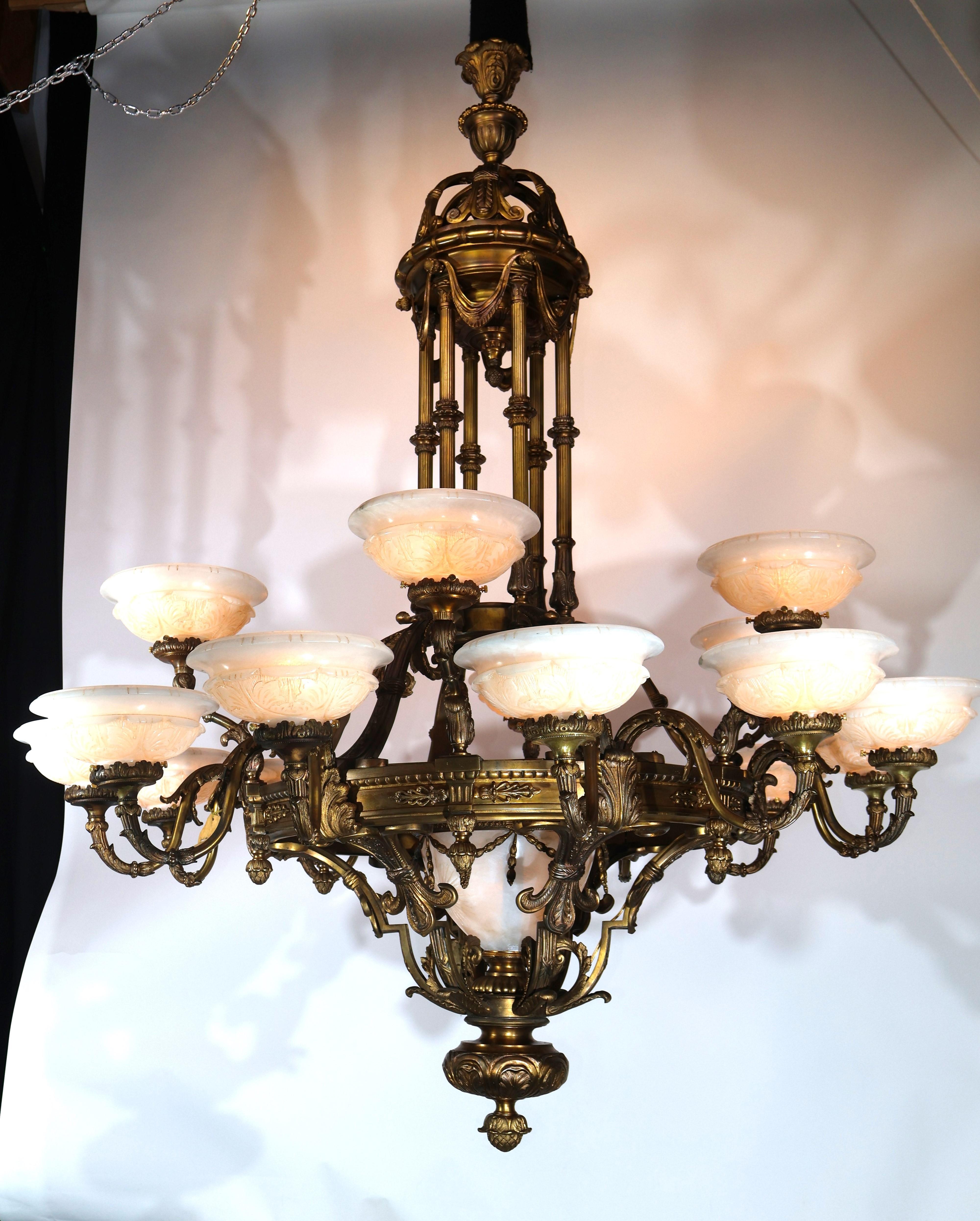 Impressionante lampadario in bronzo dorato e alabastro in stile neoclassico Luigi XVI con ornamenti 