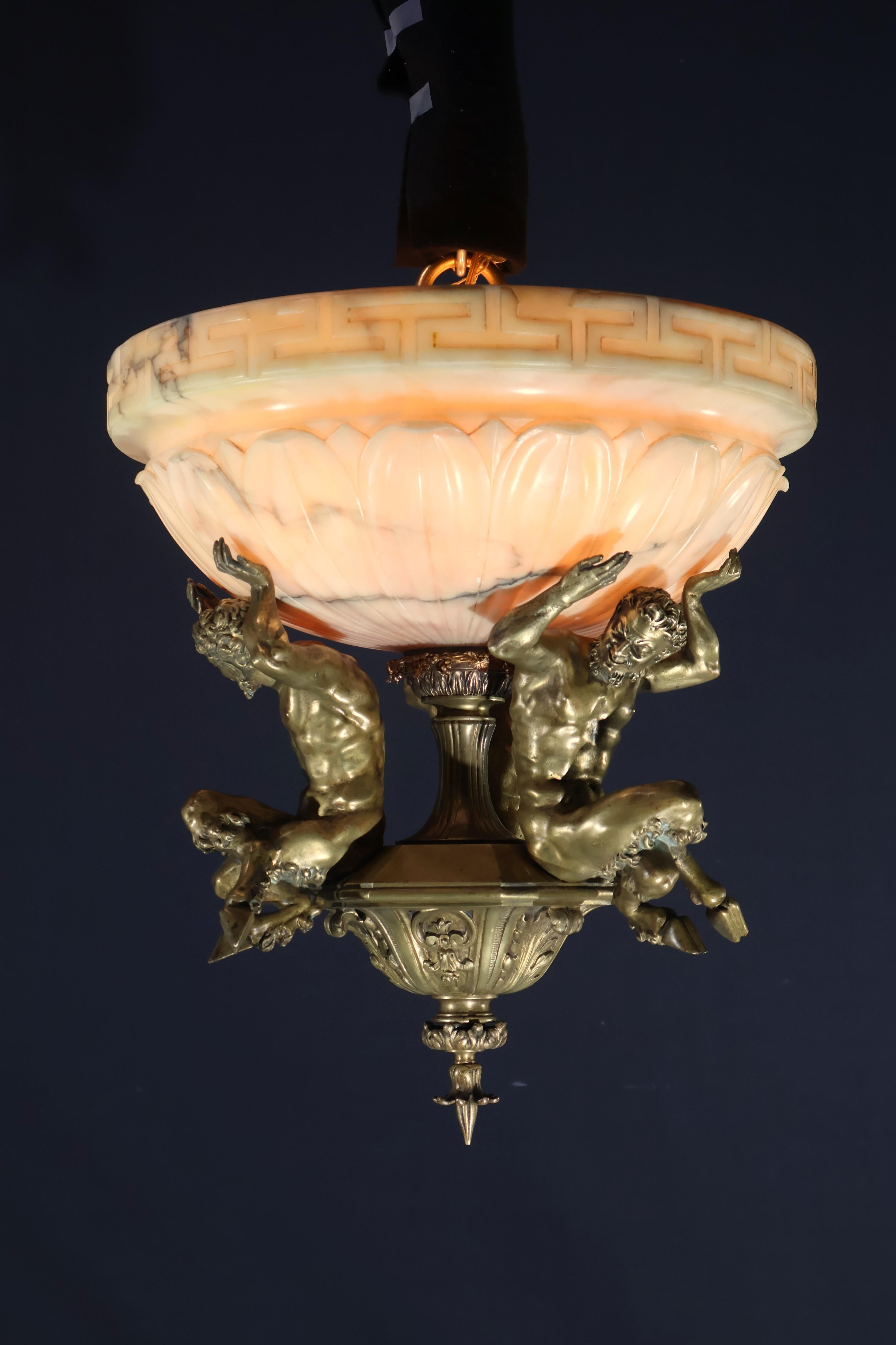 Neoclassico Lampadario in bronzo dorato e alabastro in vendita