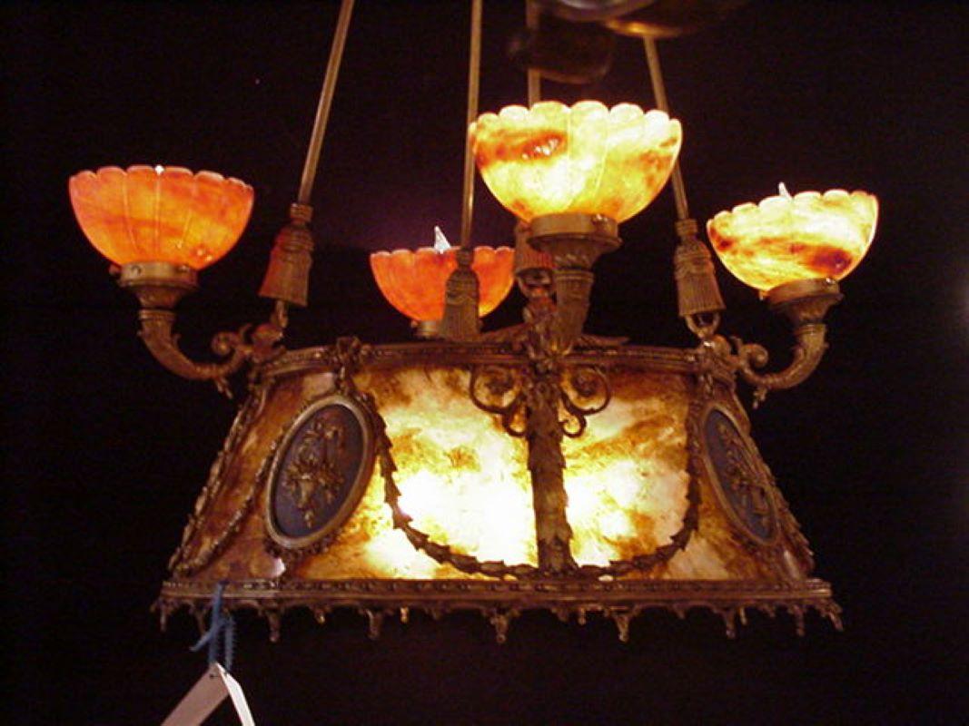 Dorato Lampadario in bronzo dorato e alabastro in vendita