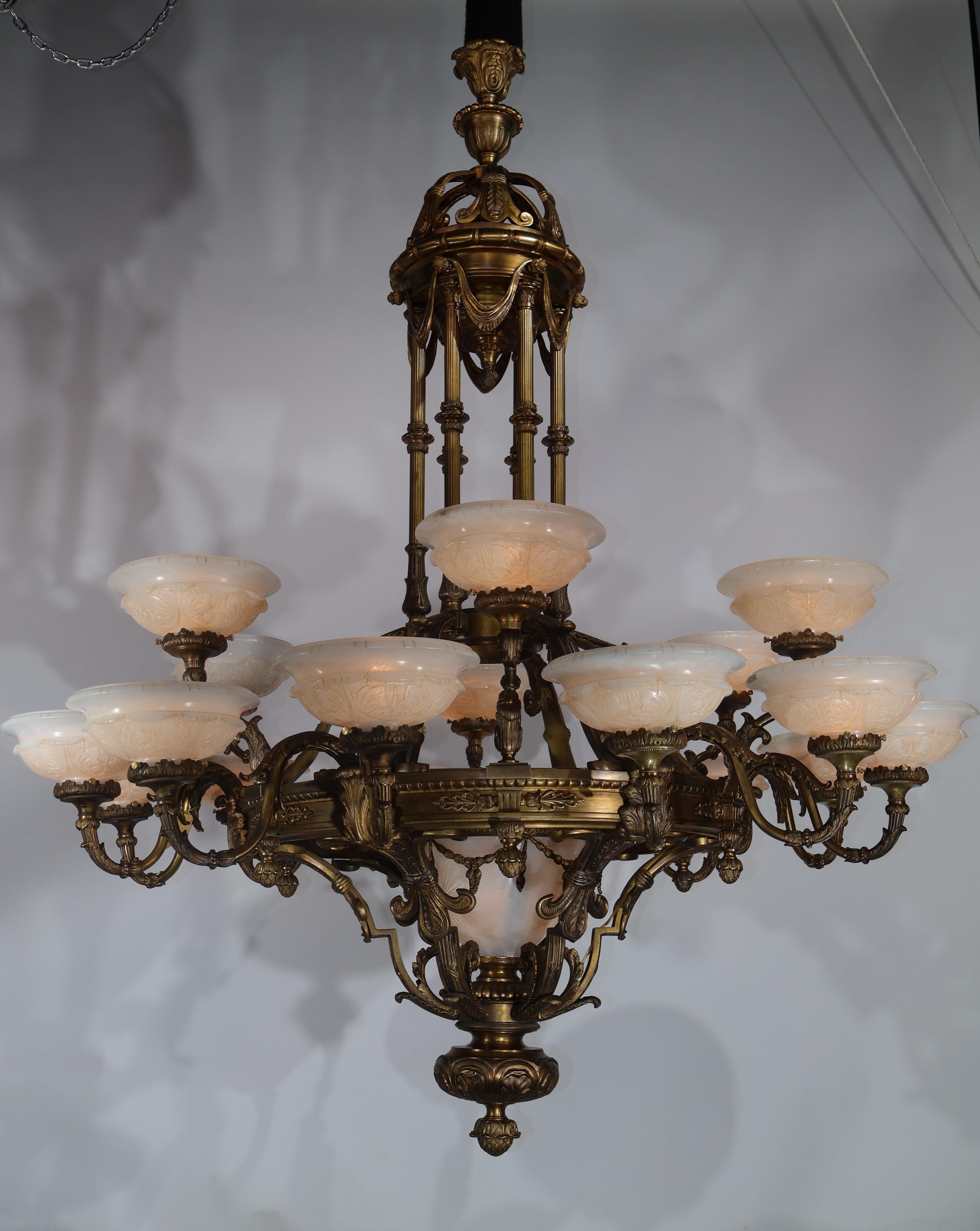 Francese Lampadario in bronzo dorato e alabastro in vendita
