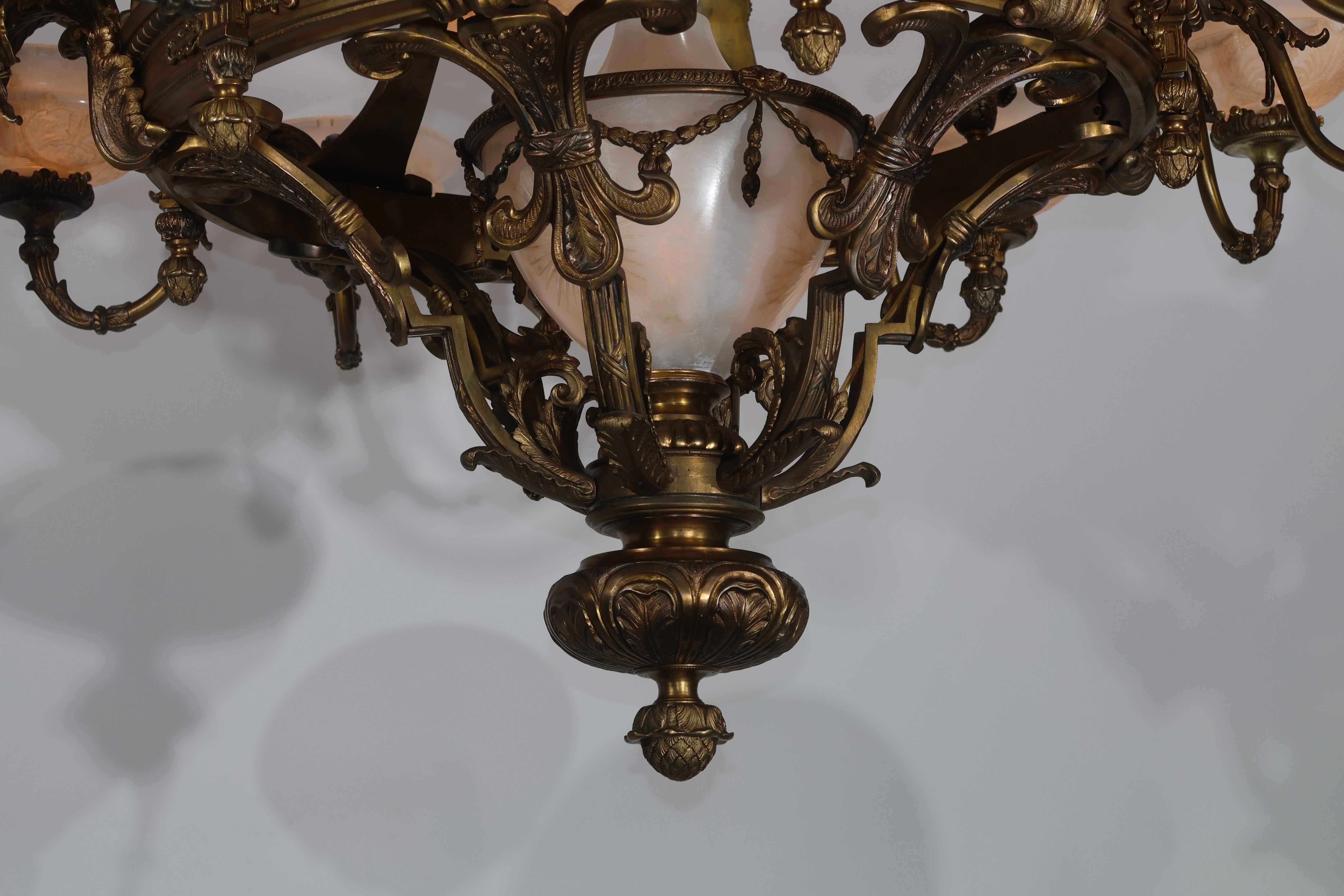 Dorato Lampadario in bronzo dorato e alabastro in vendita