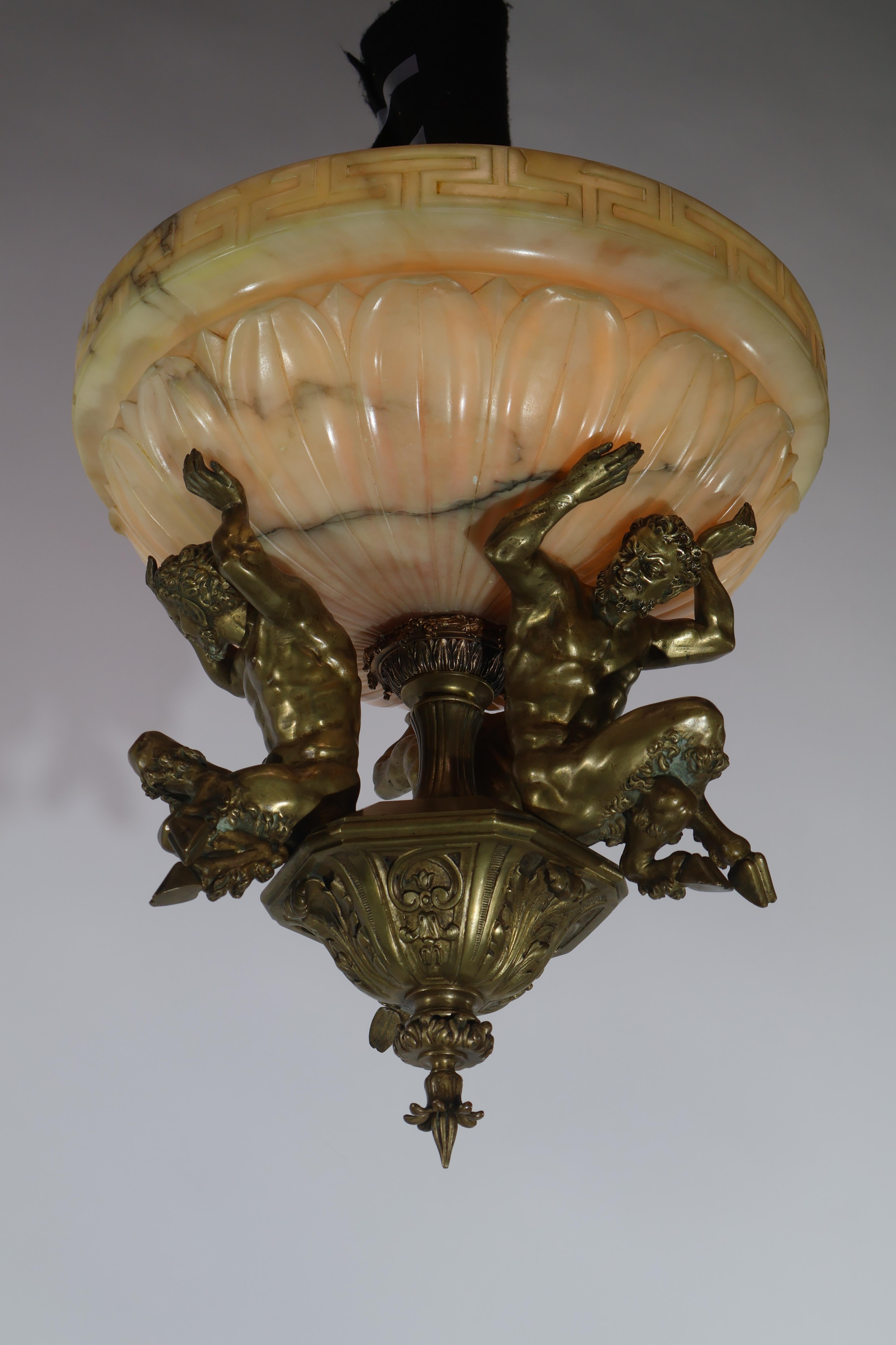 Intagliato a mano Lampadario in bronzo dorato e alabastro in vendita