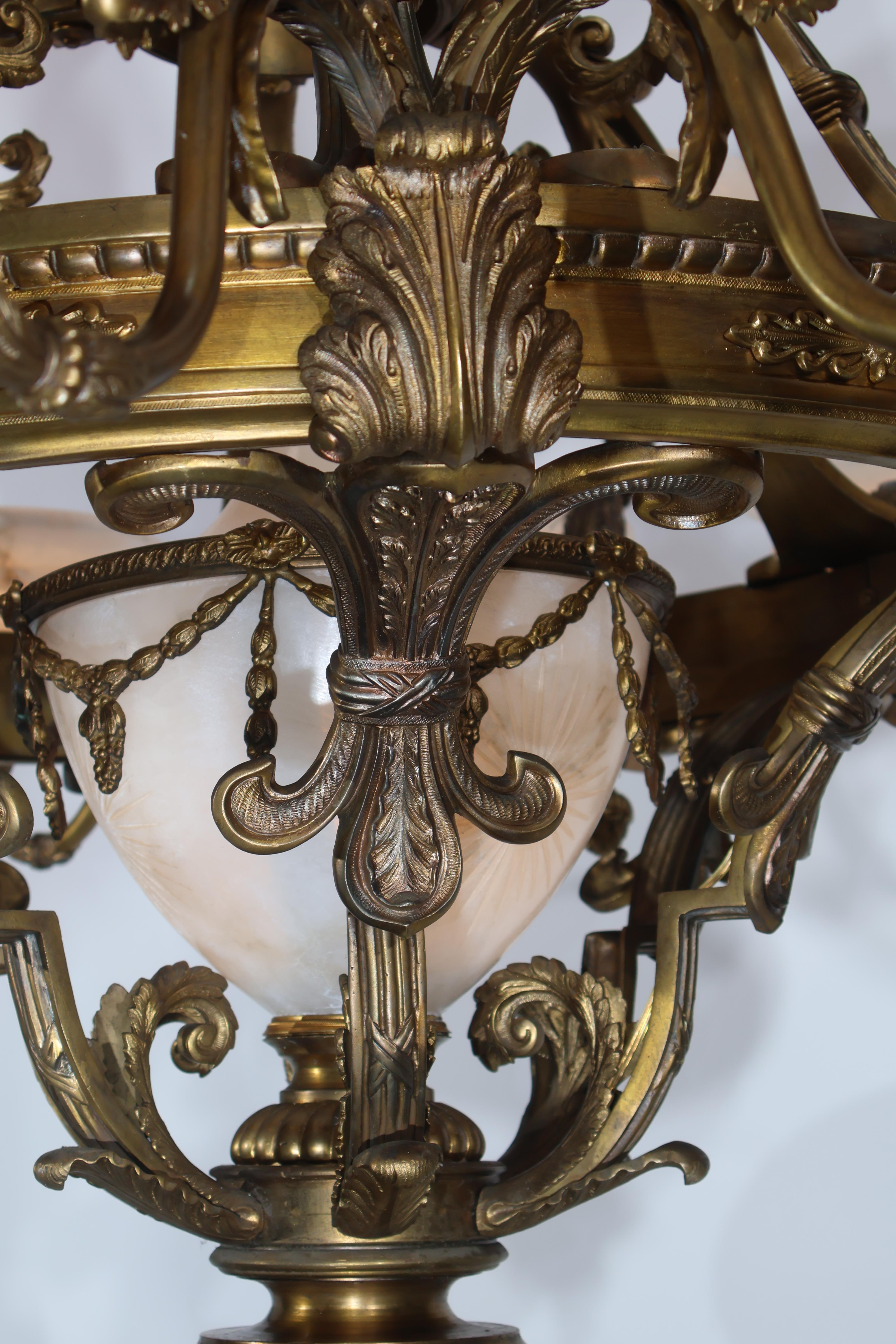 Lampadario in bronzo dorato e alabastro In condizioni buone in vendita a Atlanta, GA