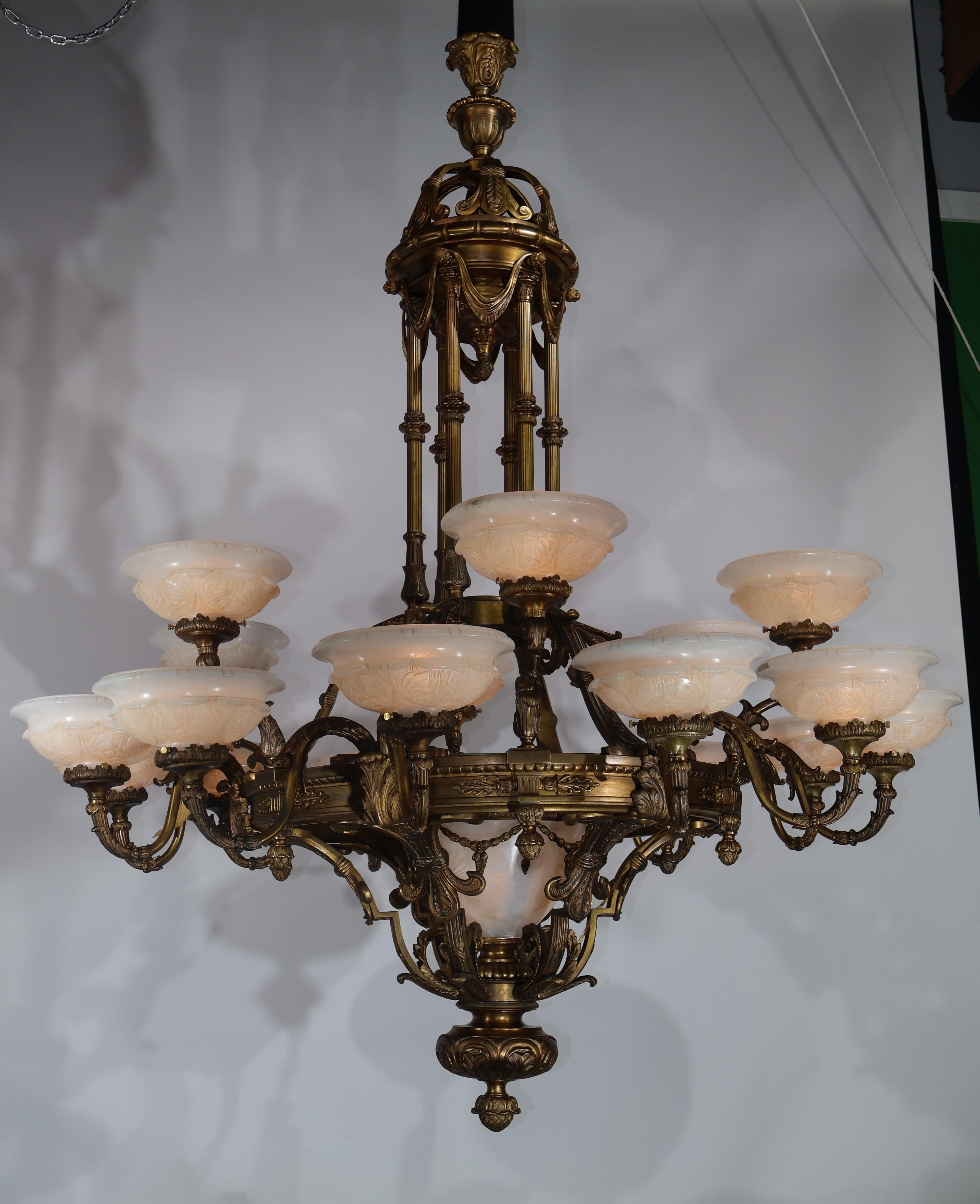 Inizio XX secolo Lampadario in bronzo dorato e alabastro in vendita