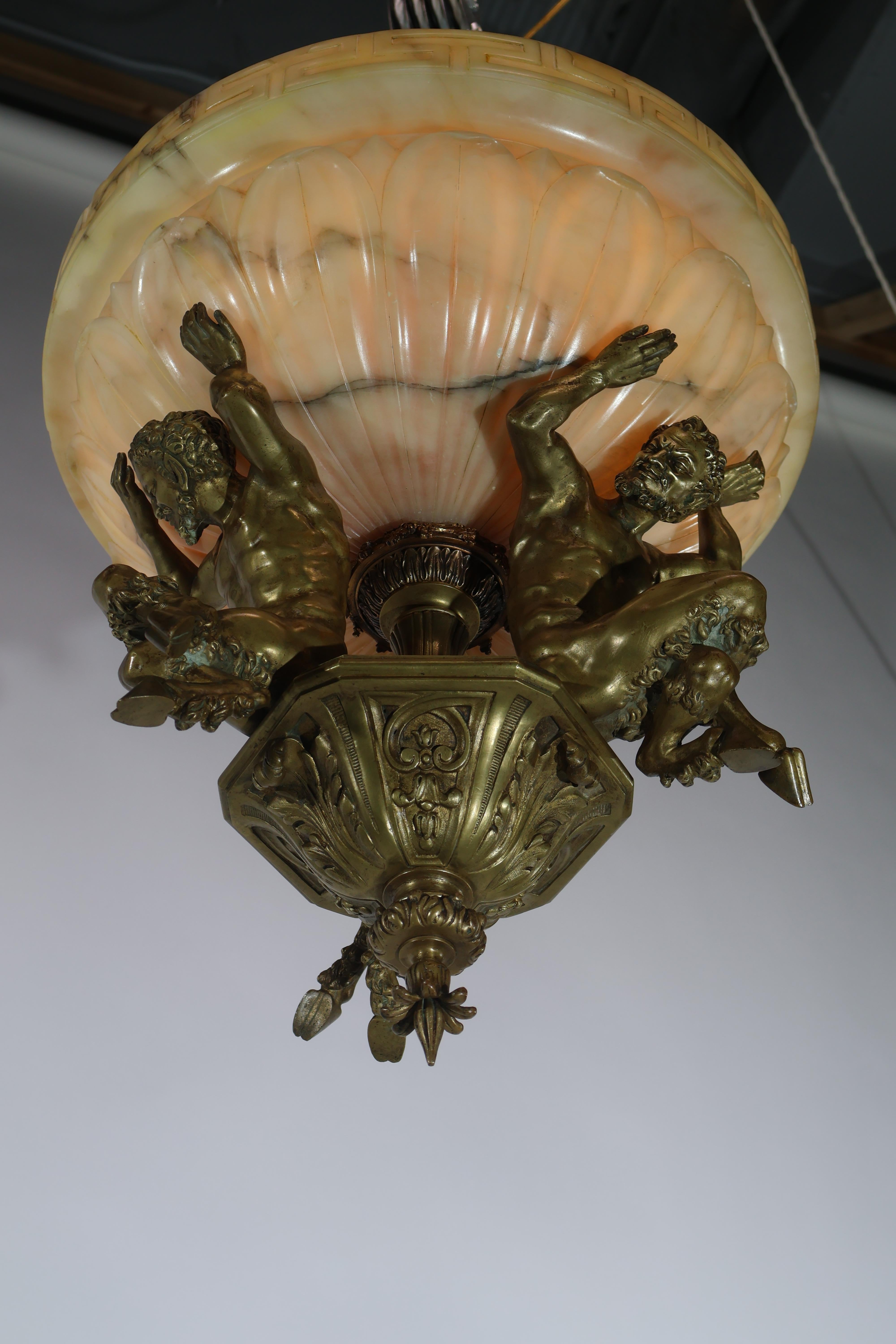 Inizio XX secolo Lampadario in bronzo dorato e alabastro in vendita