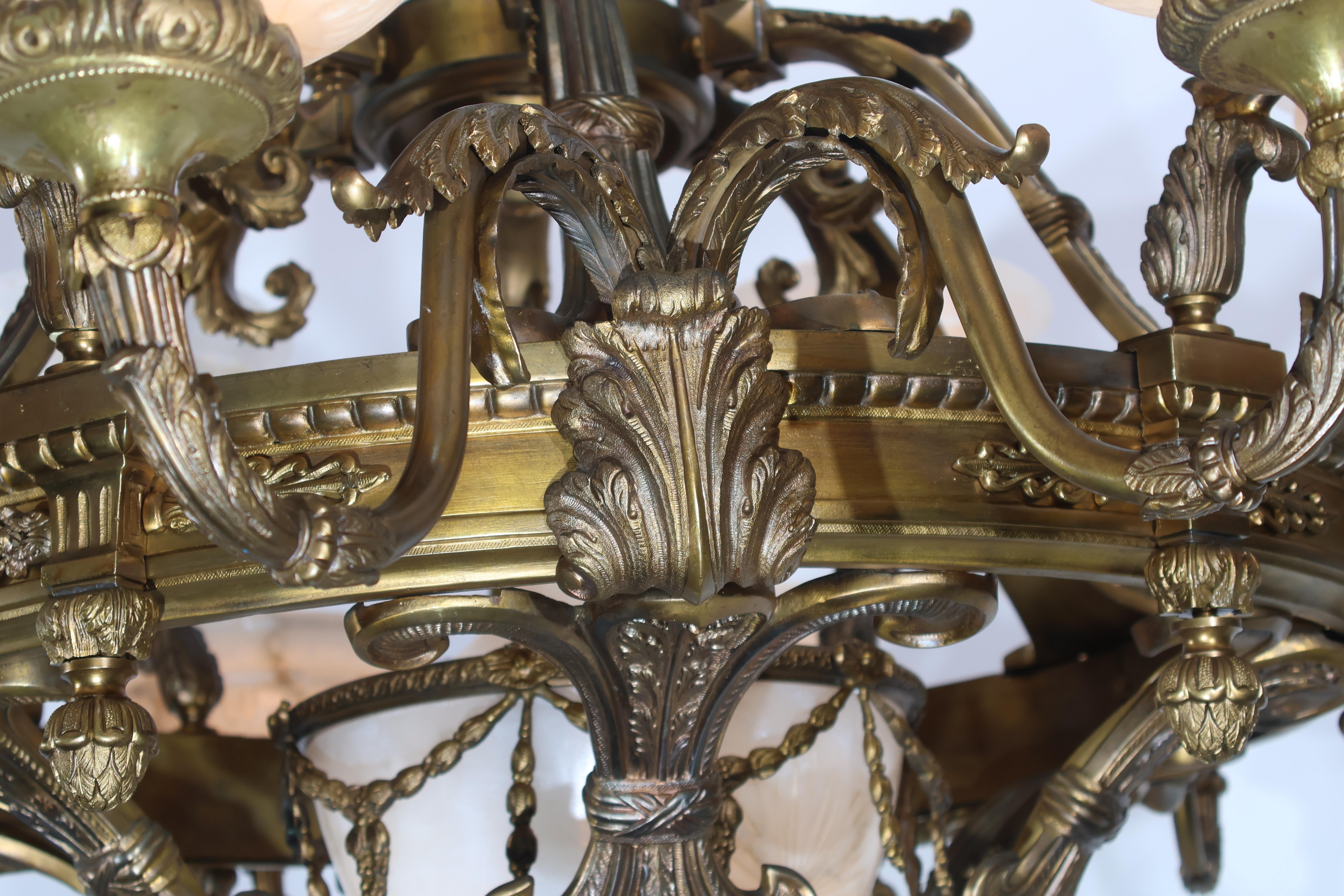 Bronzo Lampadario in bronzo dorato e alabastro in vendita