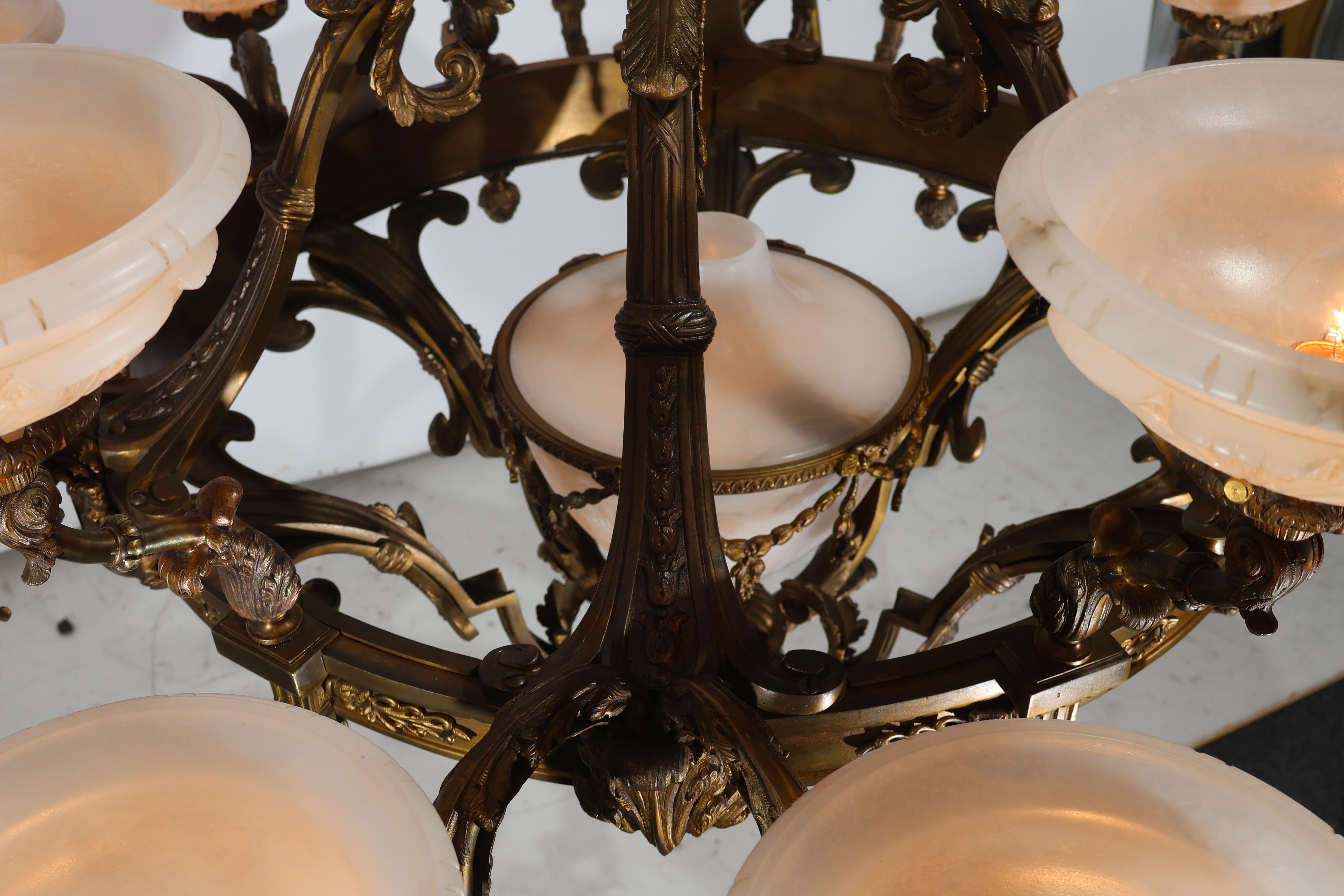 Lampadario in bronzo dorato e alabastro in vendita 1