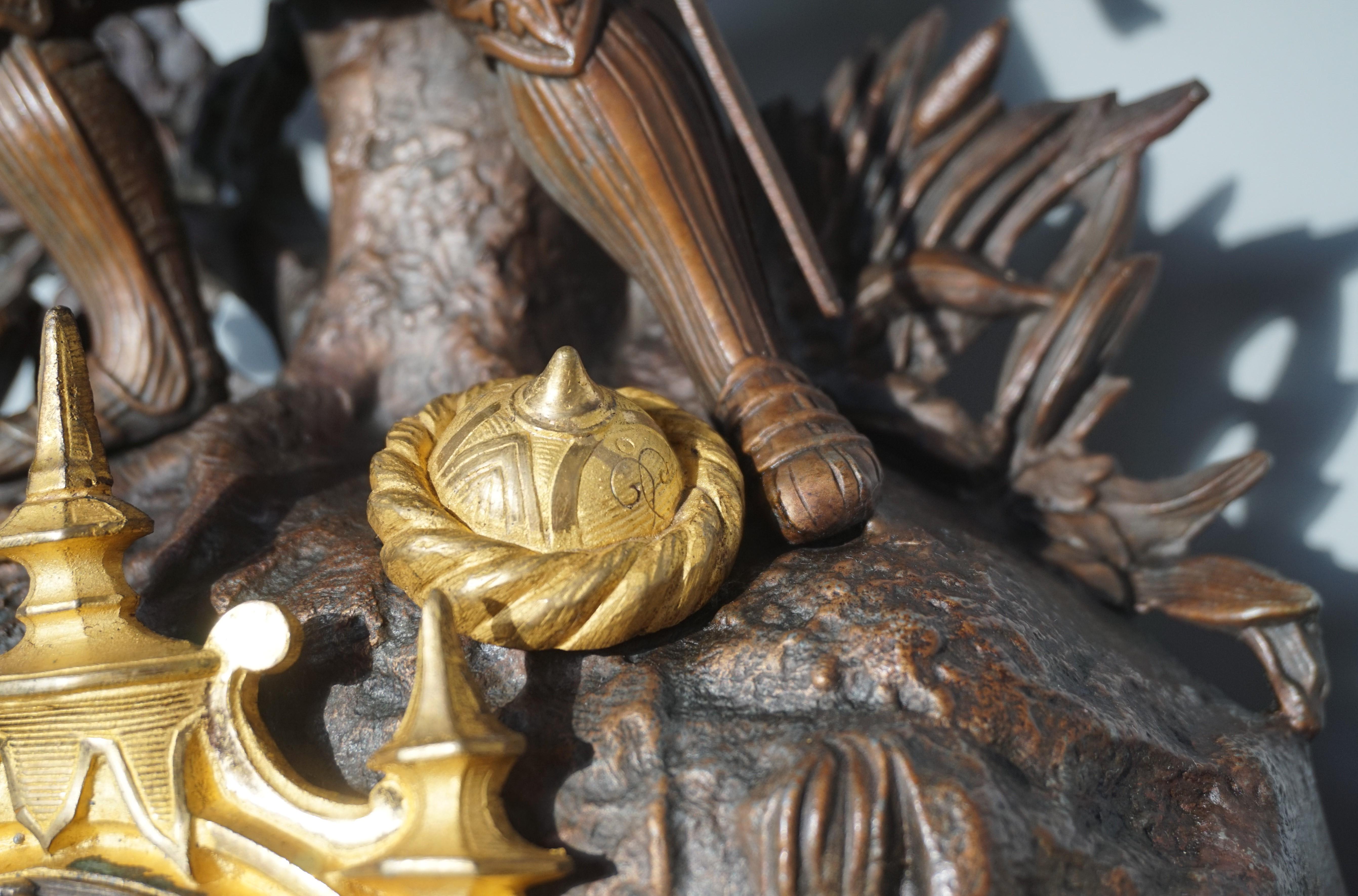Pendule de cheminée néo-gothique en bronze doré et albâtre avec sculpture sur le thème de la cruciade en vente 2