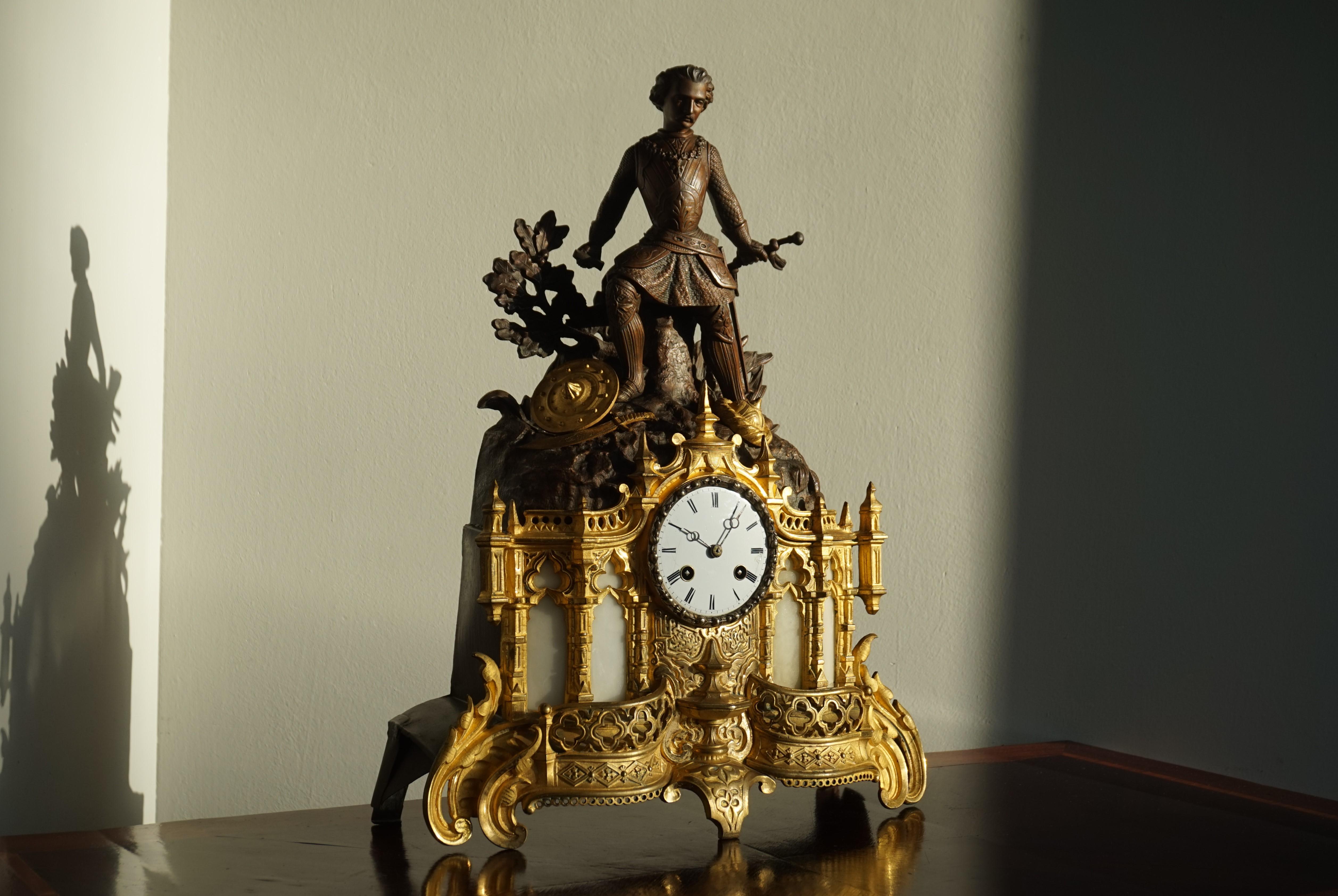 Pendule de cheminée néo-gothique en bronze doré et albâtre avec sculpture sur le thème de la cruciade en vente 3