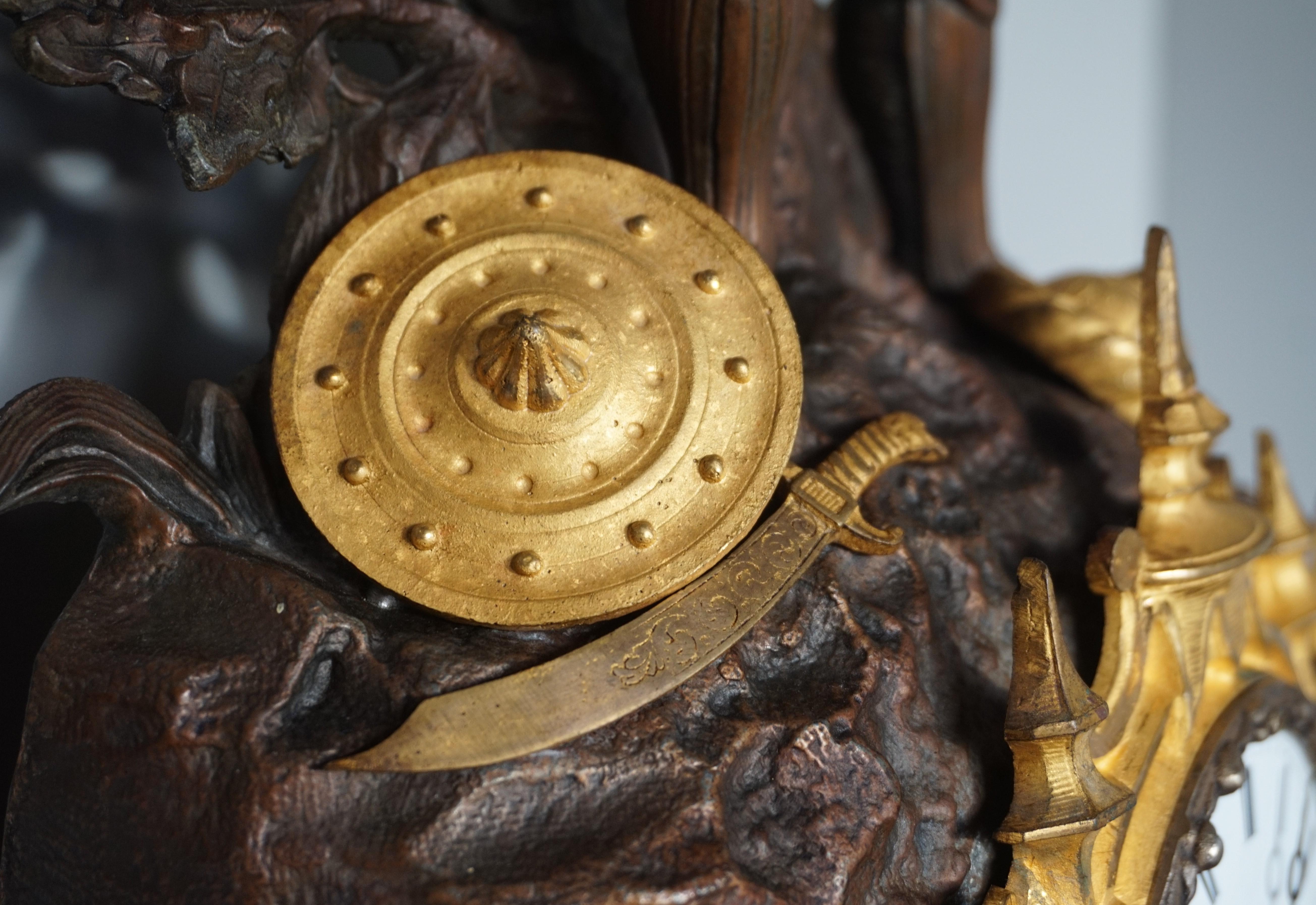 Pendule de cheminée néo-gothique en bronze doré et albâtre avec sculpture sur le thème de la cruciade en vente 8