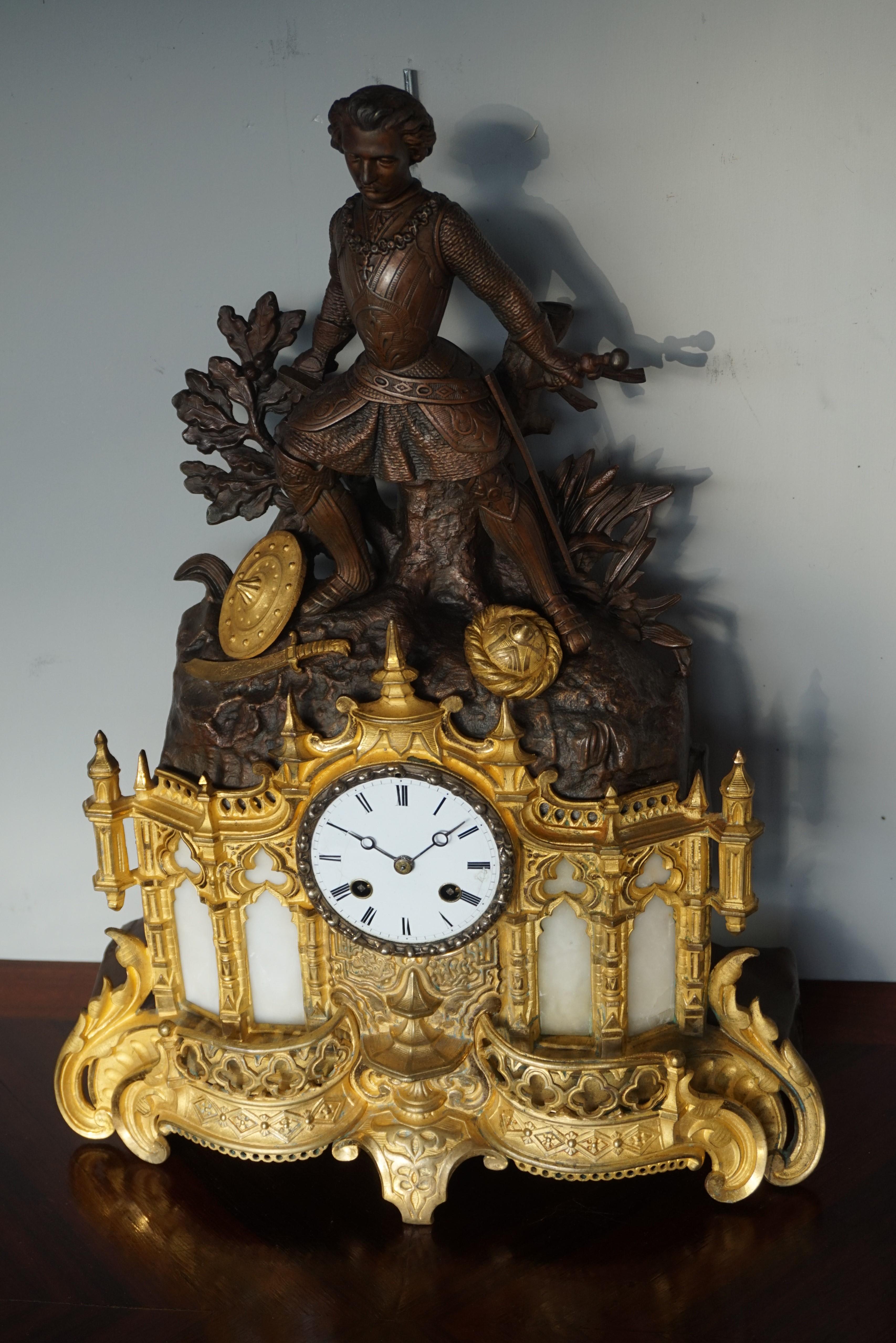 Pendule de cheminée néo-gothique en bronze doré et albâtre avec sculpture sur le thème de la cruciade en vente 10