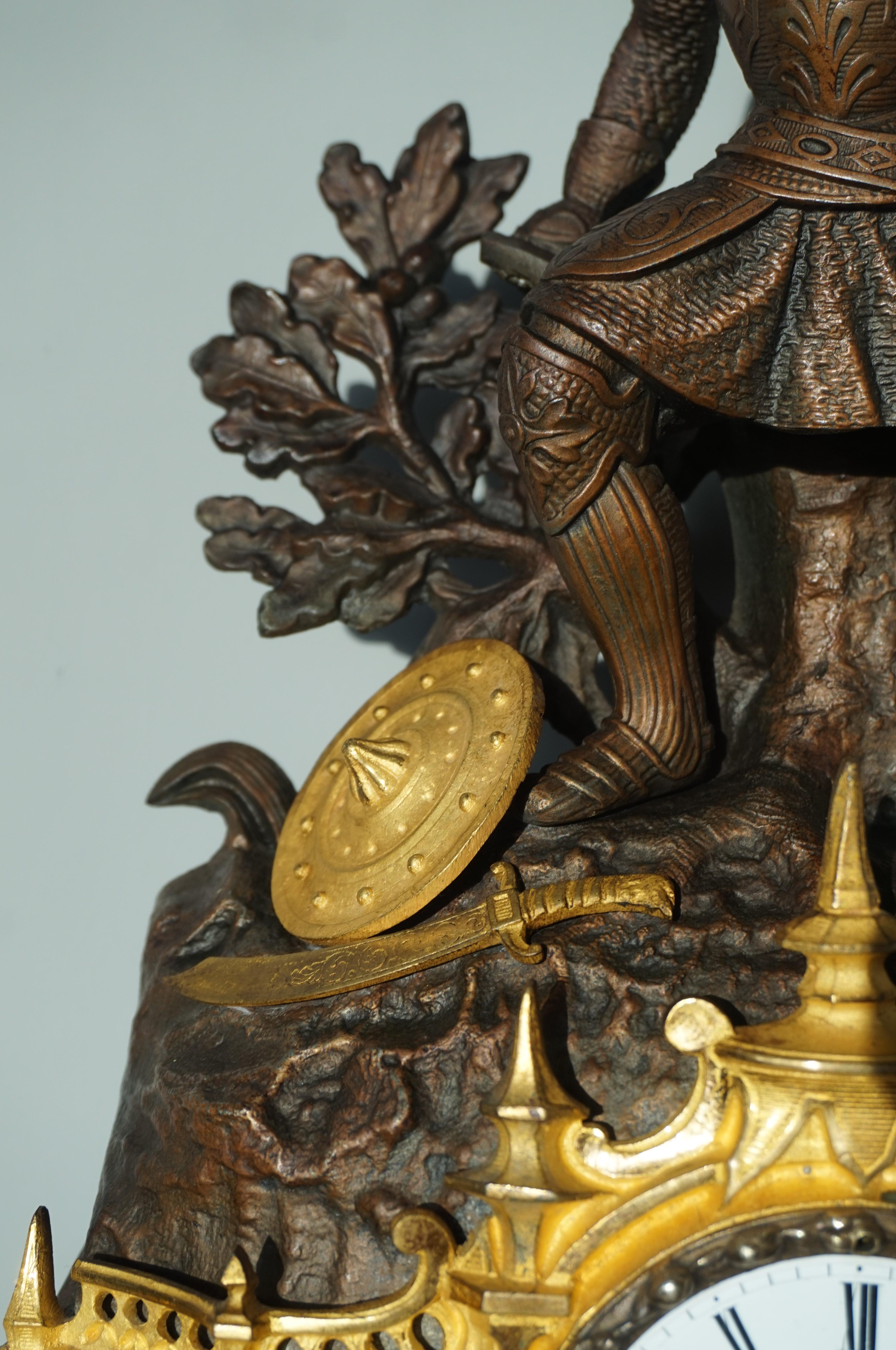 Bronze Pendule de cheminée néo-gothique en bronze doré et albâtre avec sculpture sur le thème de la cruciade en vente