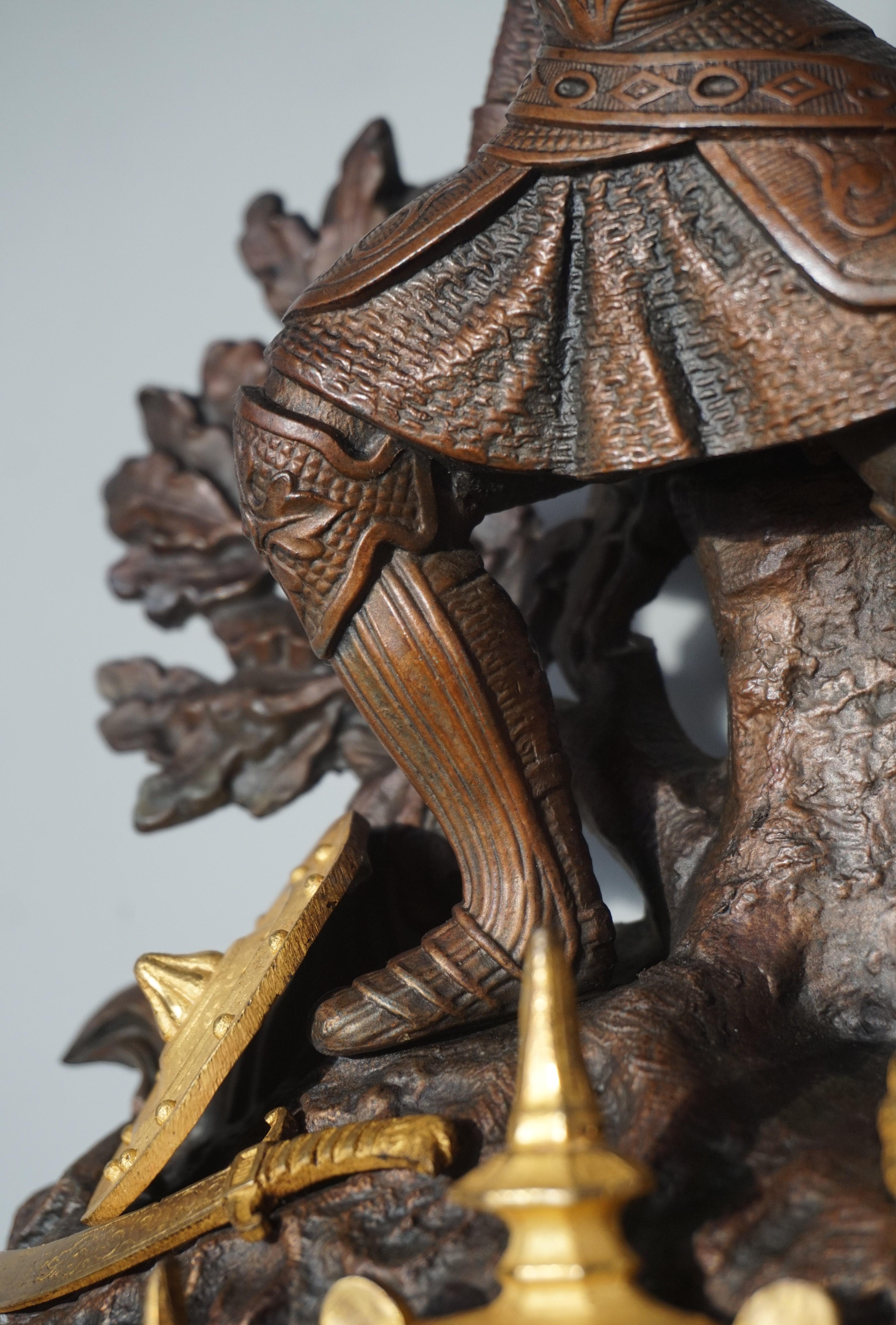 Pendule de cheminée néo-gothique en bronze doré et albâtre avec sculpture sur le thème de la cruciade en vente 1