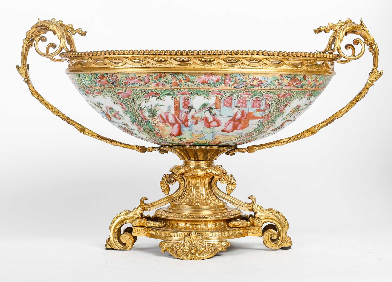 XIXe siècle Ensemble de cheminée en bronze doré et porcelaine de Canton, Chine. en vente