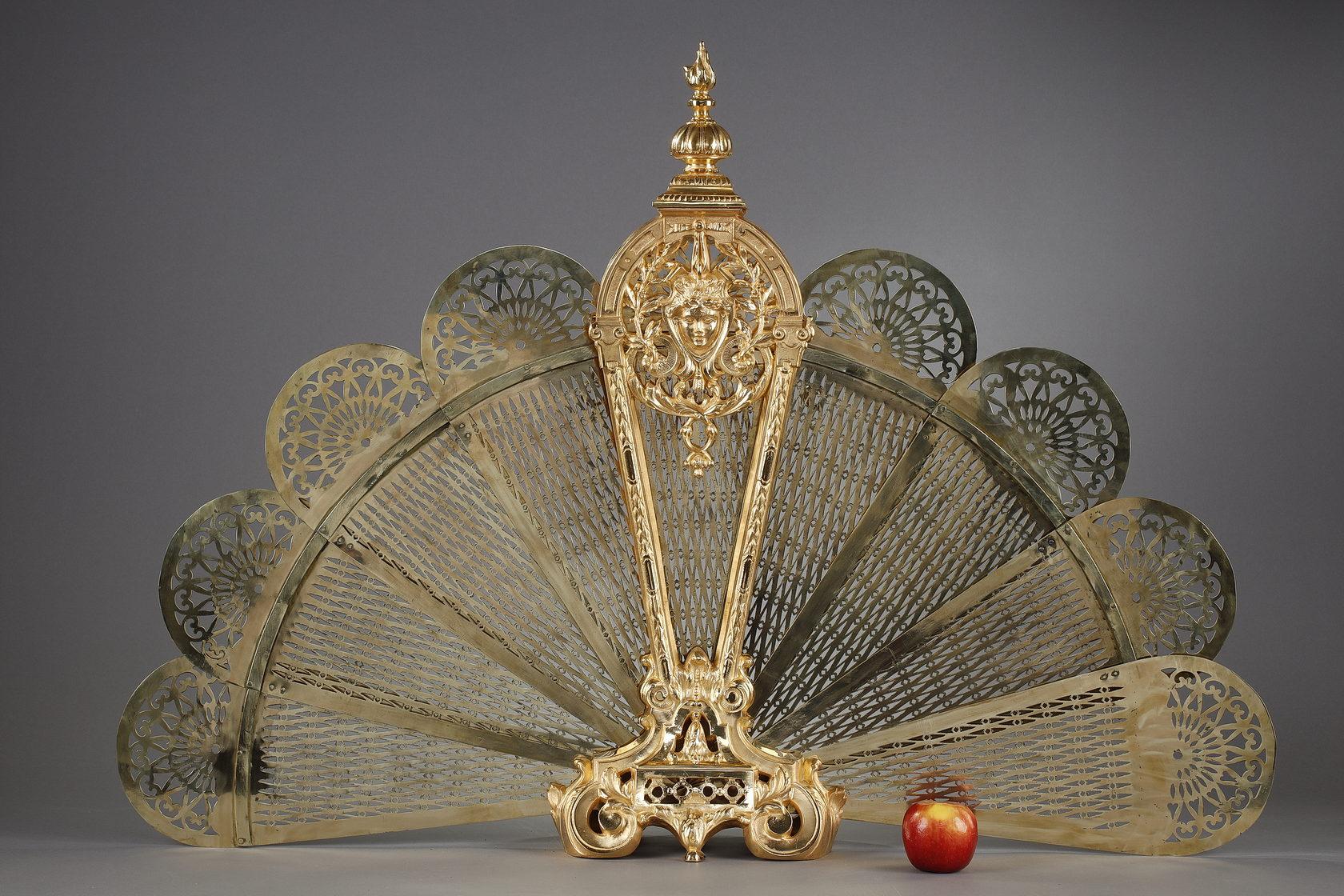 Gilt bronze and chased fan-shaped fire screen with female face decoration In Good Condition In Paris, FR