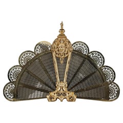 Pare-étincelles en bronze doré et éventail ciselé en forme d'éventail avec décoration de visage féminin