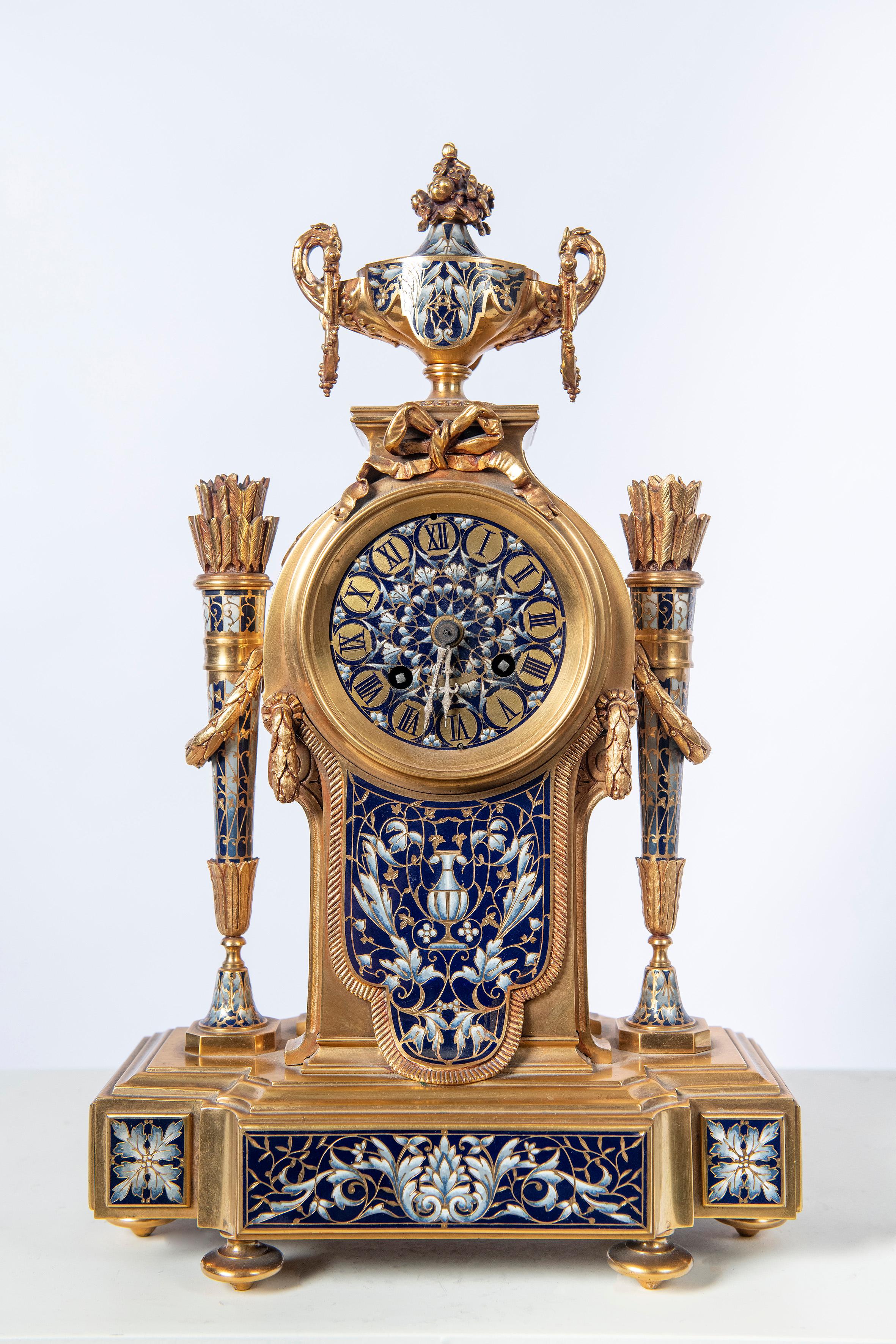Goldbronze und Cloisonné-Garnitur, Frankreich, 19. Jahrhundert.
Die Uhr läuft.