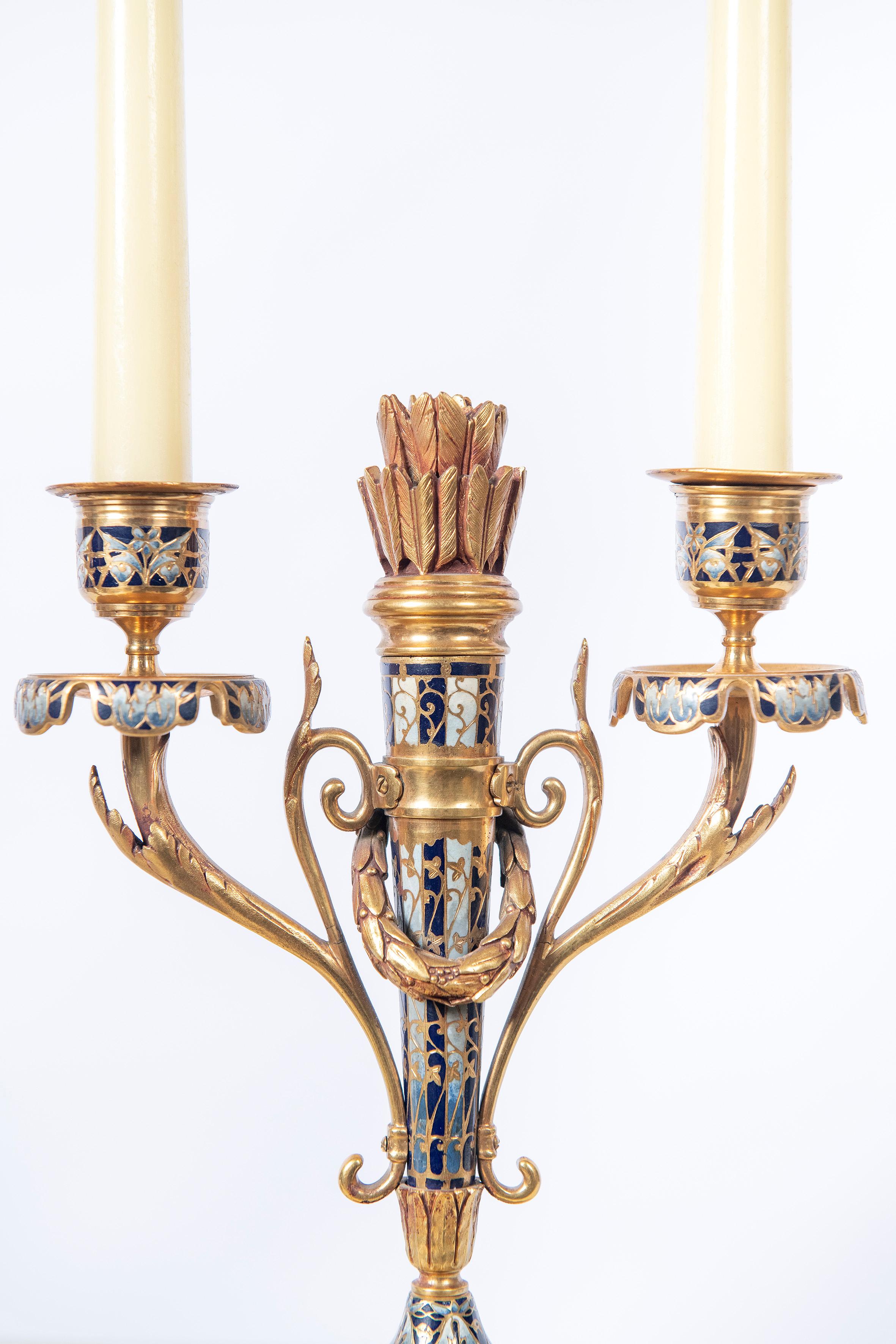 Vergoldete Bronze und Cloisonné-Garnituren. Französisch, 19. Jahrhundert im Angebot 2