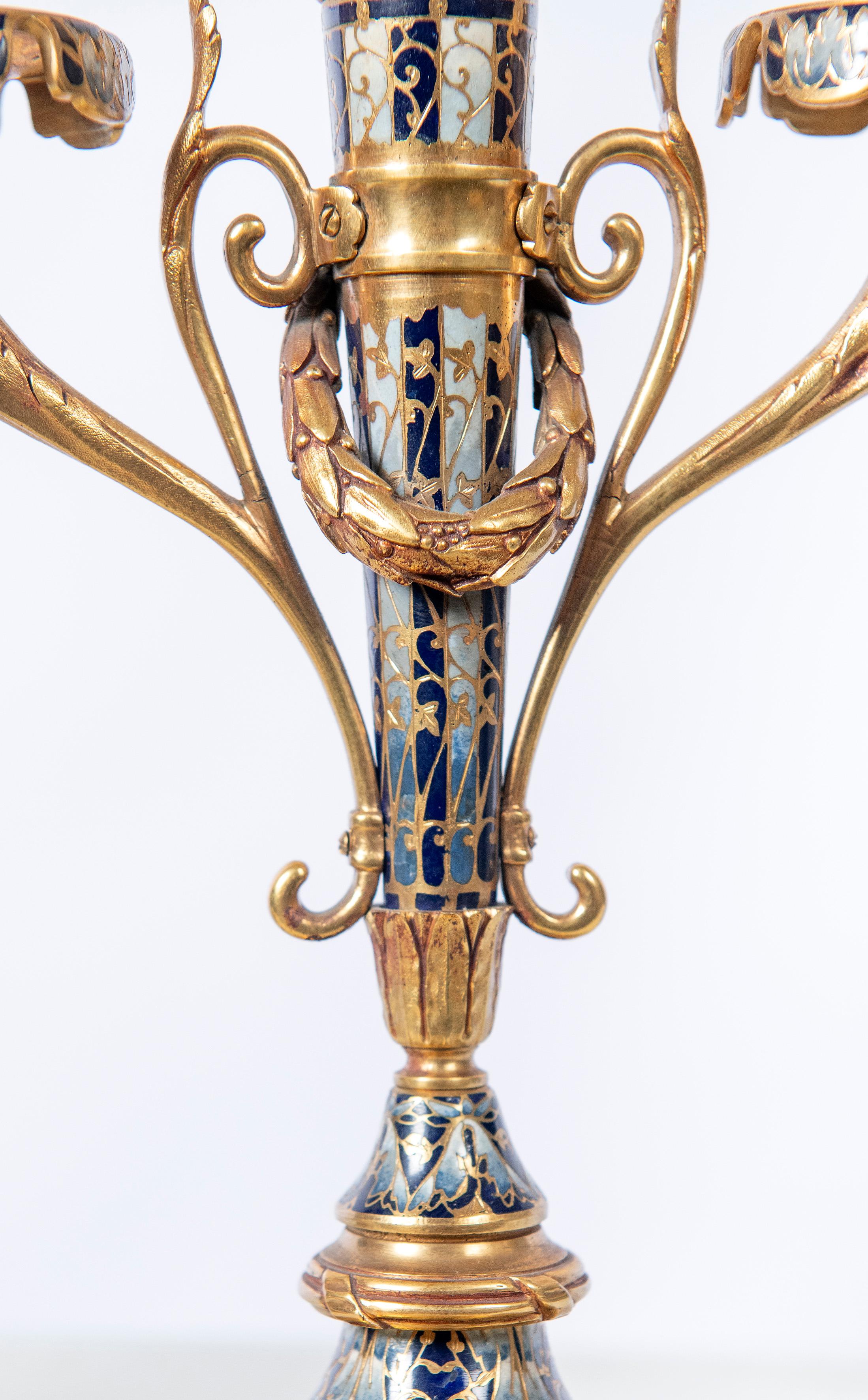 Vergoldete Bronze und Cloisonné-Garnituren. Französisch, 19. Jahrhundert im Angebot 3
