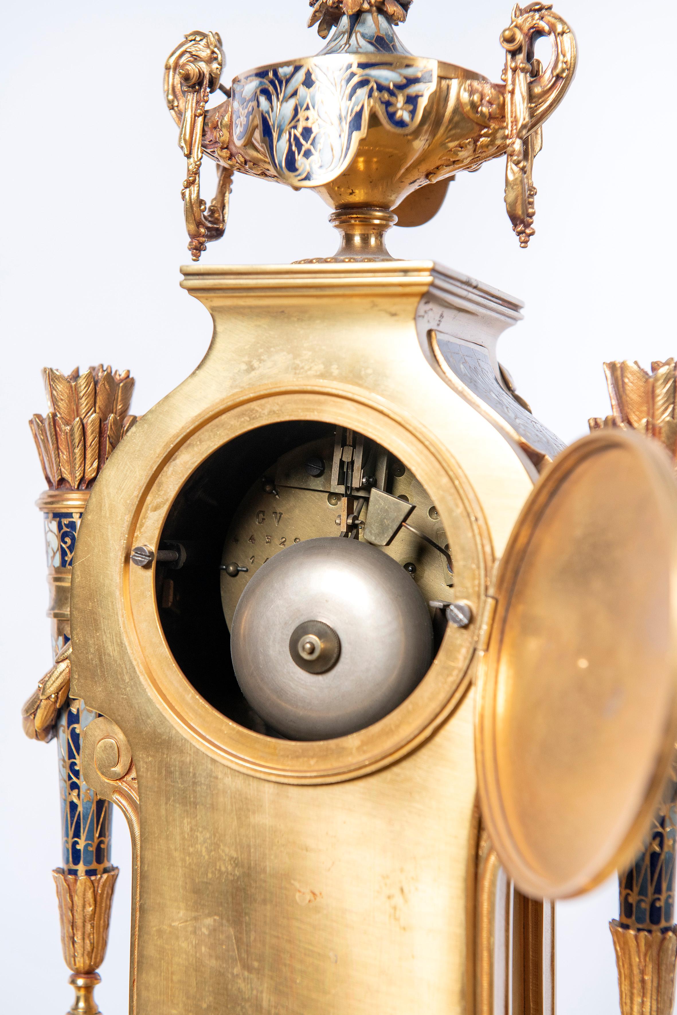 Vergoldete Bronze und Cloisonné-Garnituren. Französisch, 19. Jahrhundert im Angebot 5