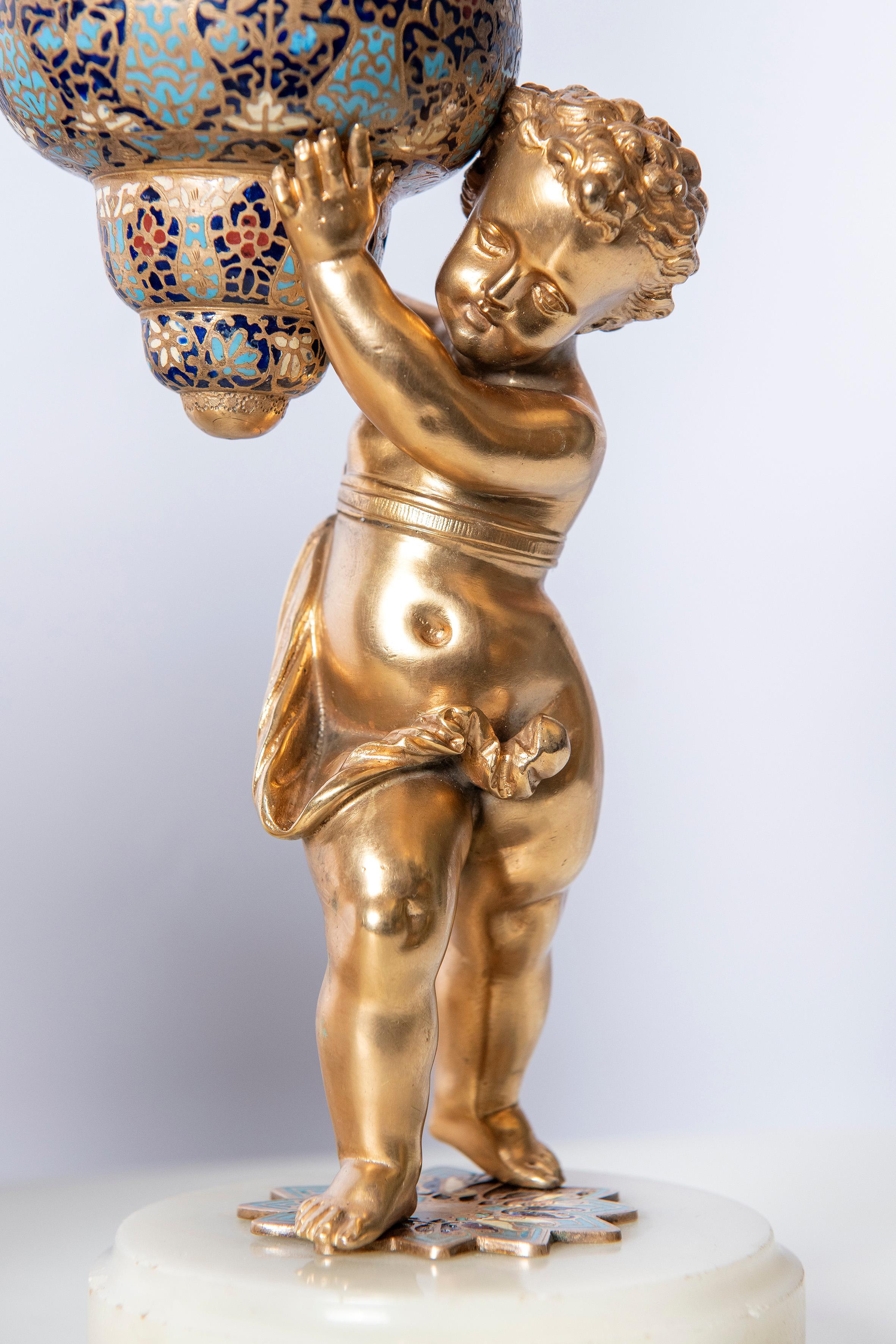 Vergoldete Bronze und Cloisonné-Garnitur mit Engelsfiguren:: Frankreich:: 19 (Französisch) im Angebot