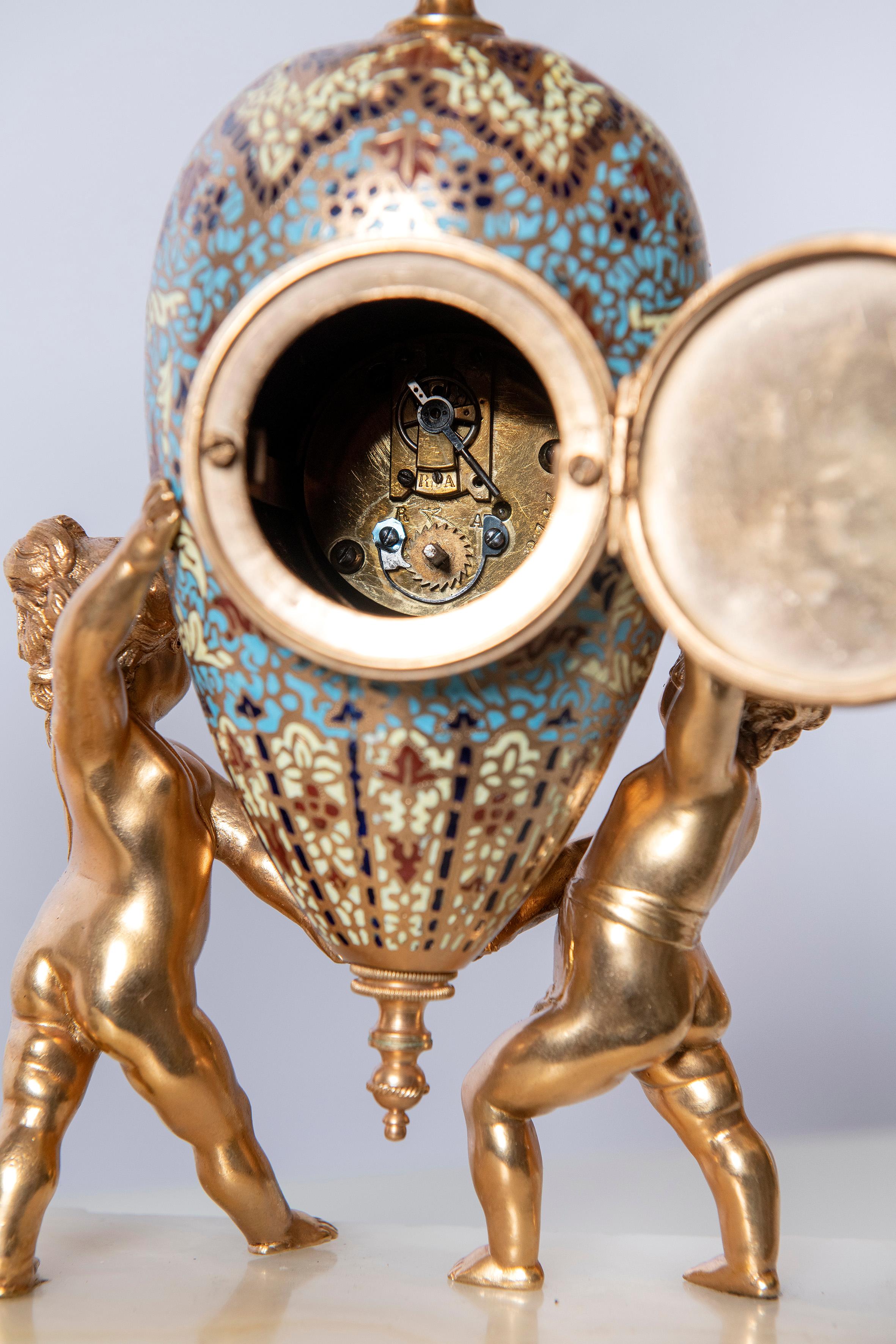 Vergoldete Bronze und Cloisonné-Garnitur mit Engelsfiguren:: Frankreich:: 19 im Zustand „Gut“ im Angebot in Buenos Aires, Buenos Aires