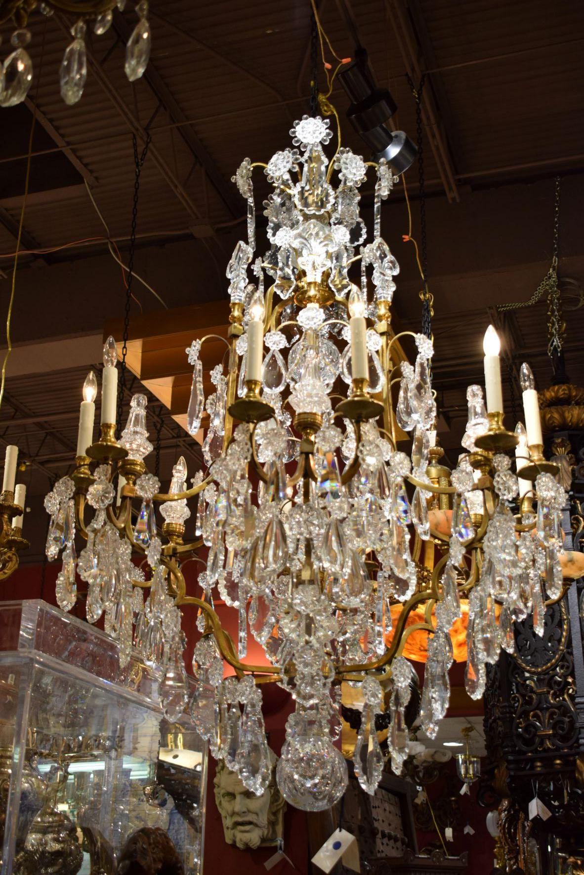 Splendido lampadario in bronzo dorato e cristallo di Baccarat. Francia, circa 1920.
Dimensioni: altezza 56