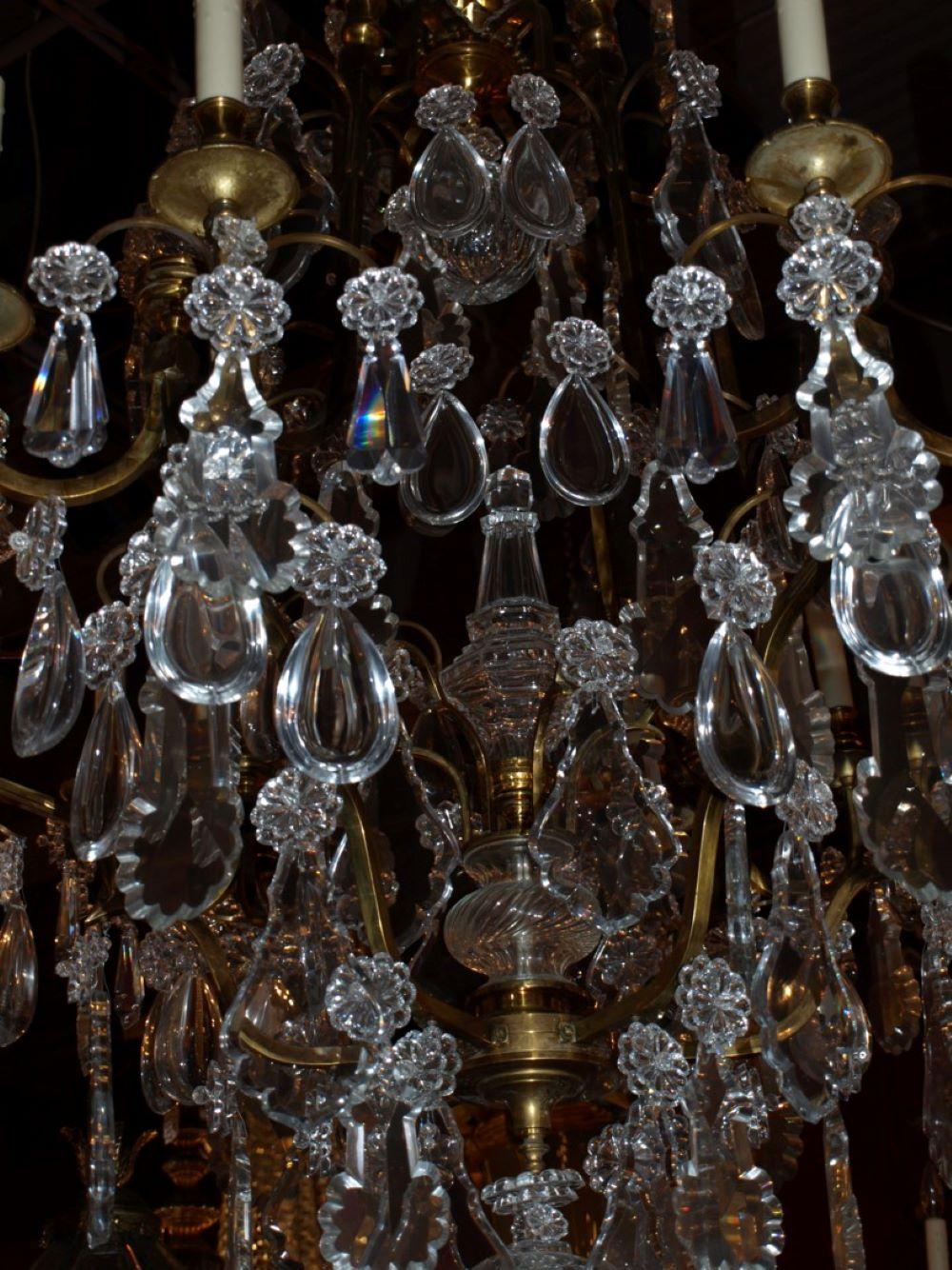 Vergoldeter Kronleuchter aus Bronze und Kristall von Baccarat im Zustand „Gut“ im Angebot in Atlanta, GA