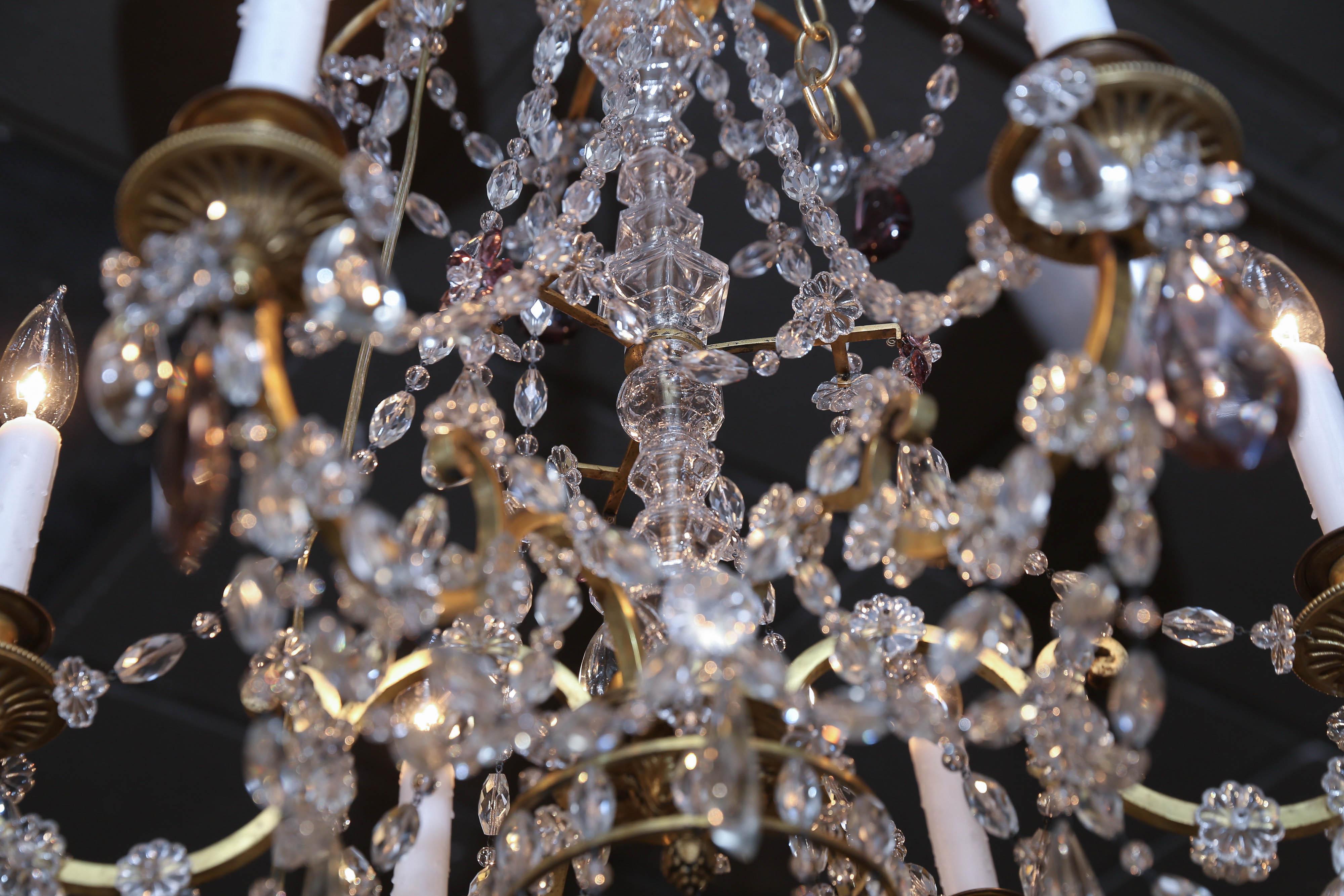 Vergoldeter Kronleuchter aus Bronze und Kristall im Stil von Marie Antoinette im Angebot 1