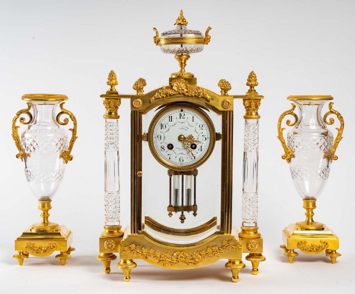 Gilt bronze and cut crystal mantel set, 19th century.
Beautiful ormolu and cut crystal mantelpiece (a clock and a pair of baluster vases forming a pendant).
Measures: H: 48/30 cm, W: 28 cm, D: 14 cm.
 