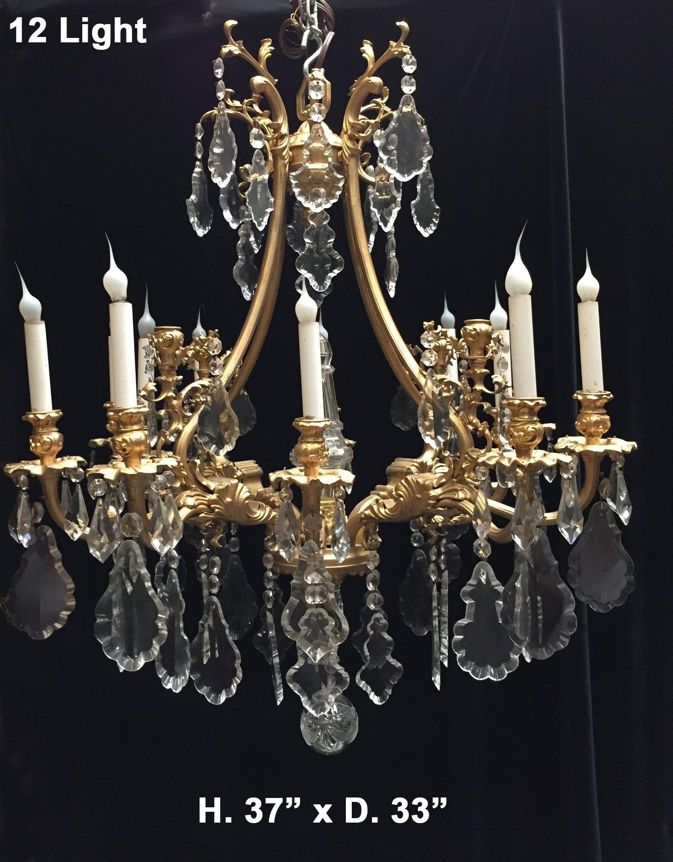 Attractive gilt bronze and finely cut crystal twelve-light chandelier, first half of 20th Century.
The chandelier is well-proportioned, featuring intricate and beautiful details. The twelve candelabra branches are elegant with natural flow,