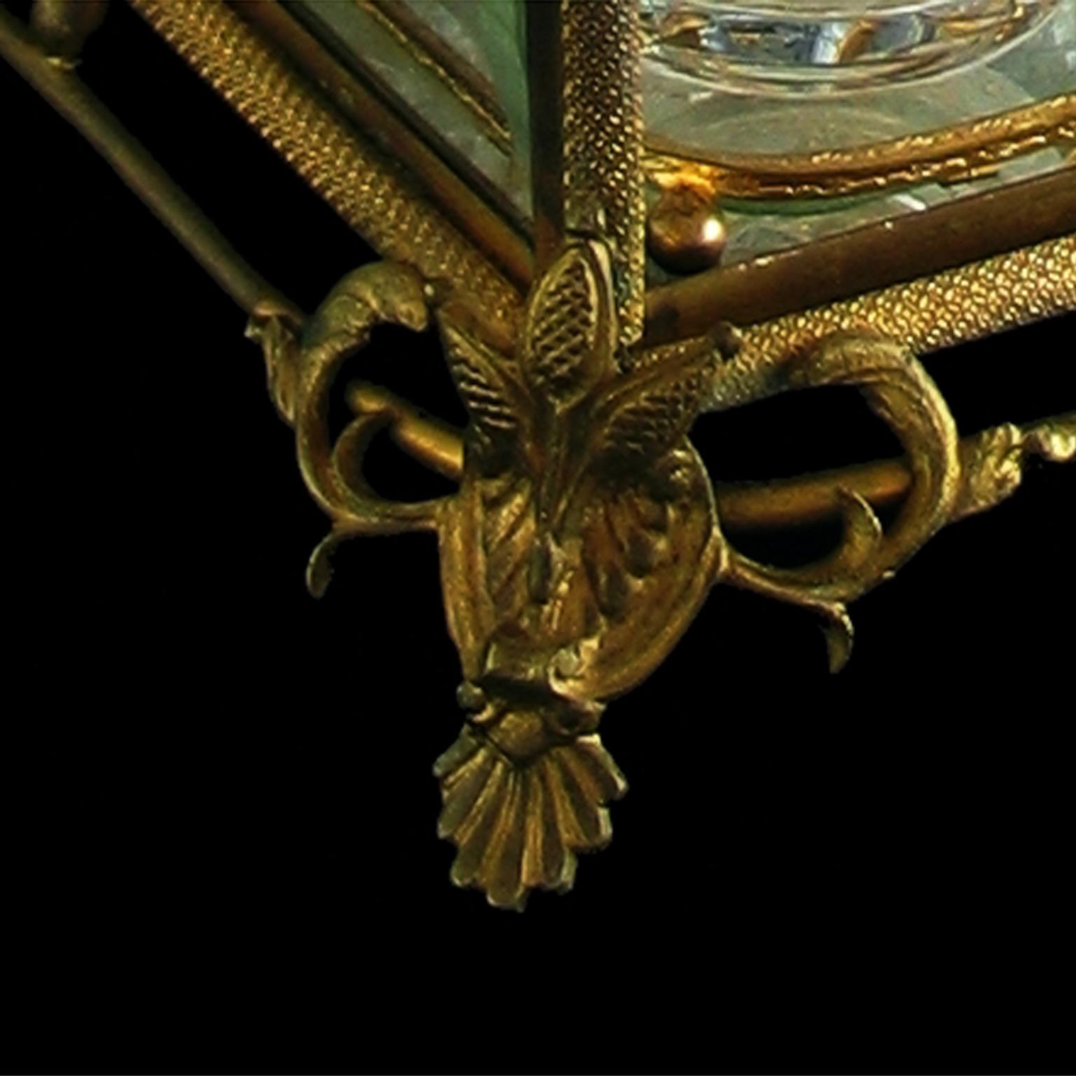 Français Set de carafes en bronze doré et verre taillé de Baccarat en vente