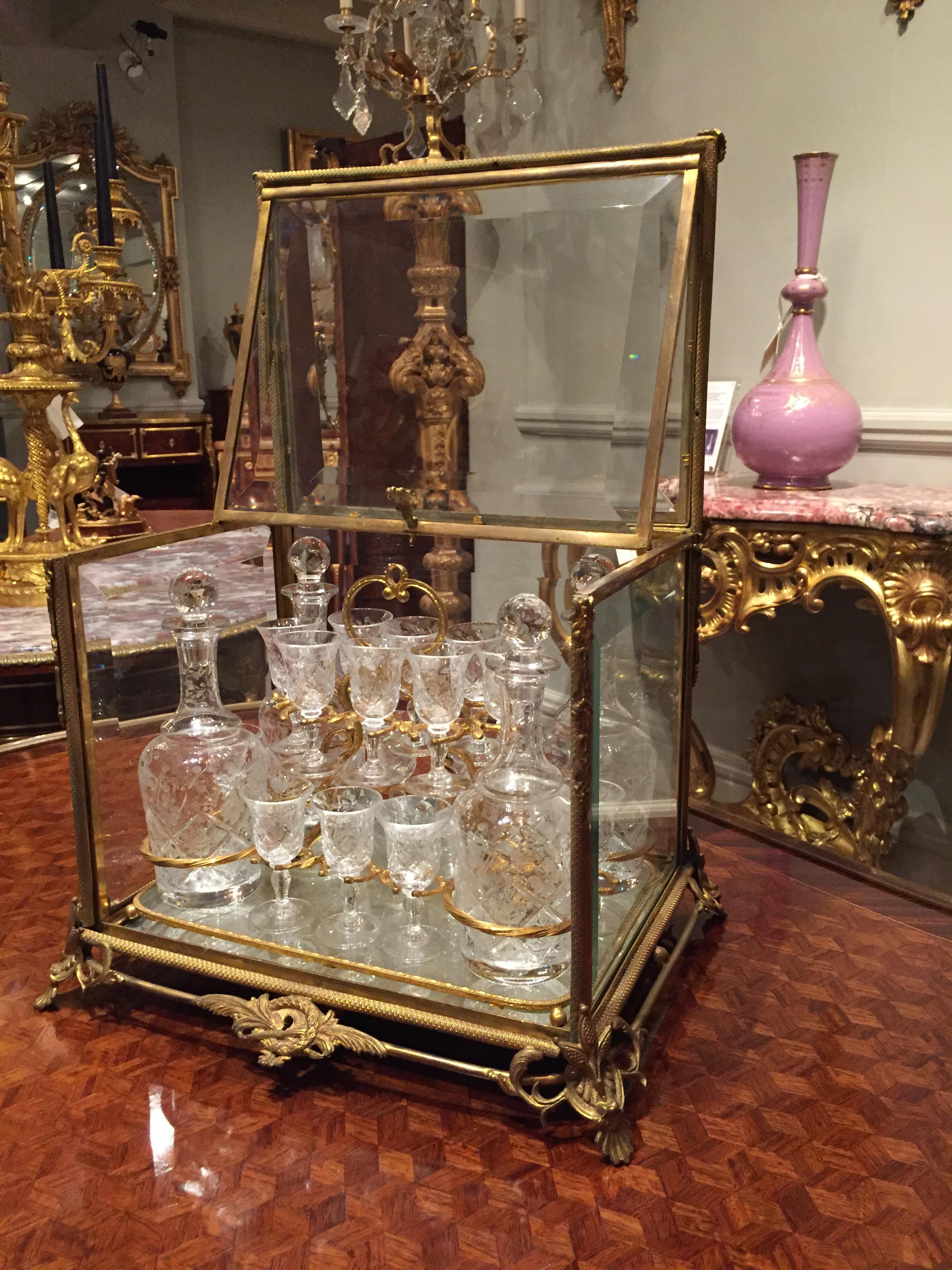 XIXe siècle Set de carafes en bronze doré et verre taillé de Baccarat en vente