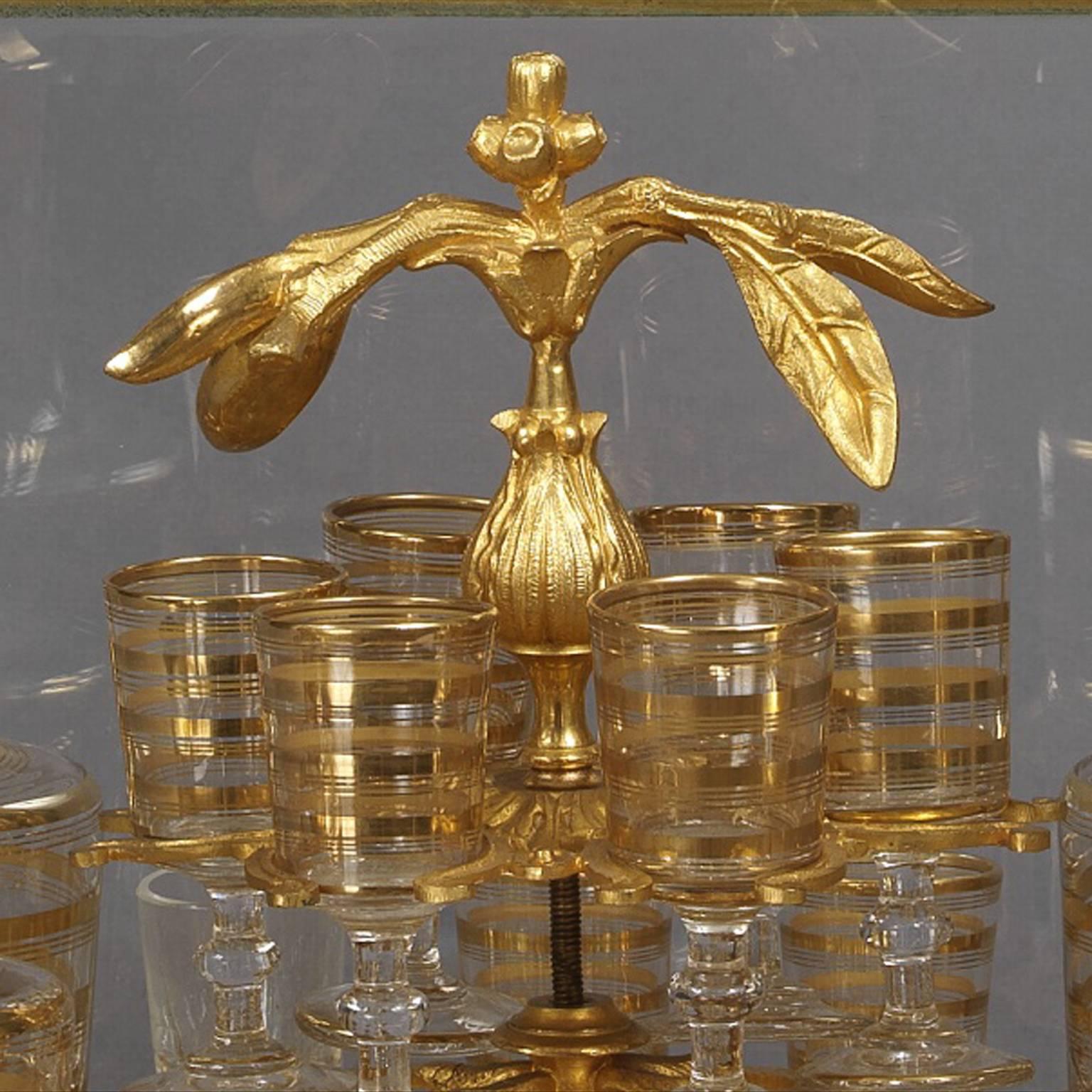 Français Set de carafes en bronze doré et verre taillé, vers 1890 en vente