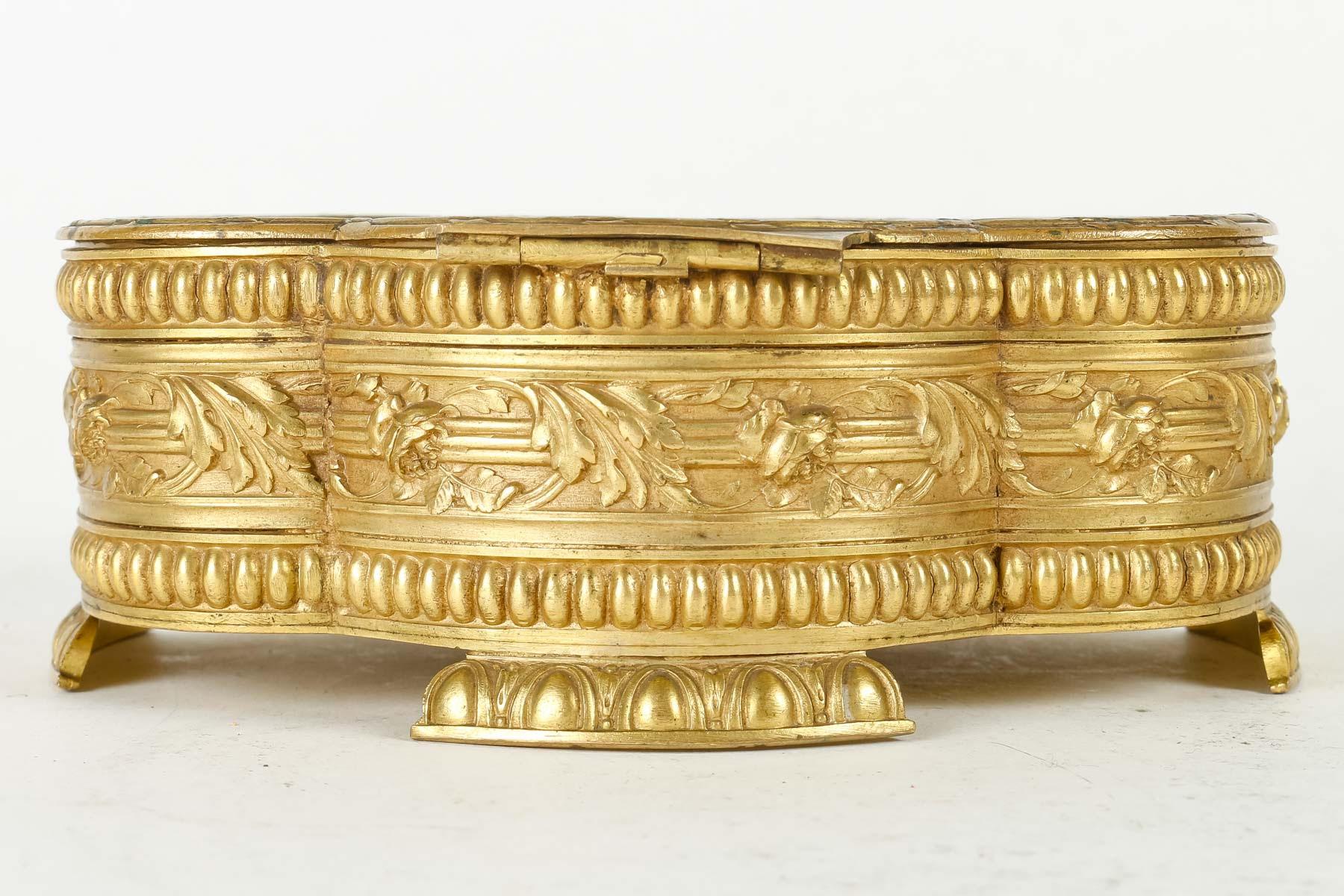 Vergoldete Bronze- und Emaille-Plakettenschachtel, 19. Jahrhundert. im Zustand „Gut“ im Angebot in Saint-Ouen, FR