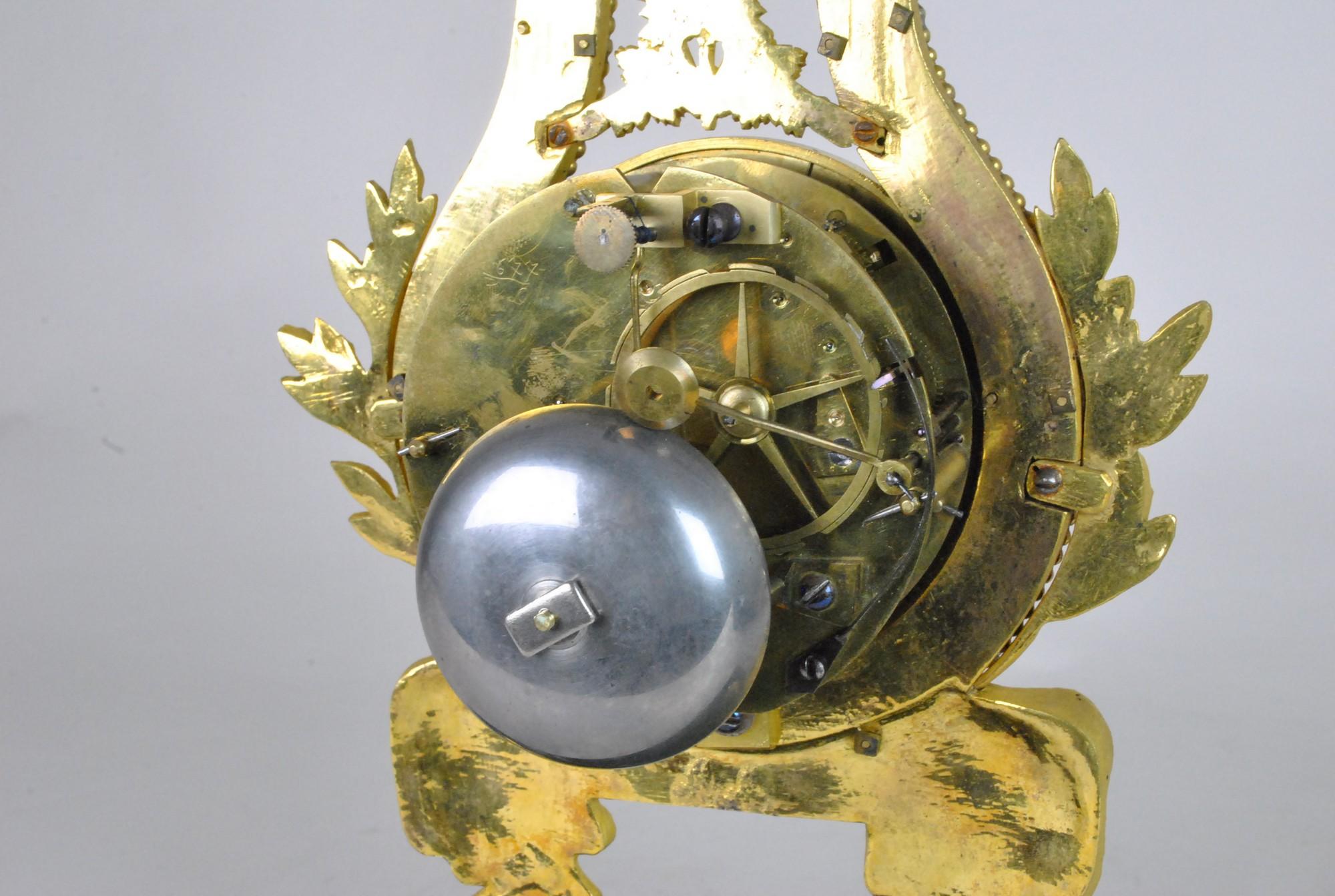 Uhr aus vergoldeter Bronze und emaillierter Bronze, 18. Jahrhundert-Periode im Angebot 8