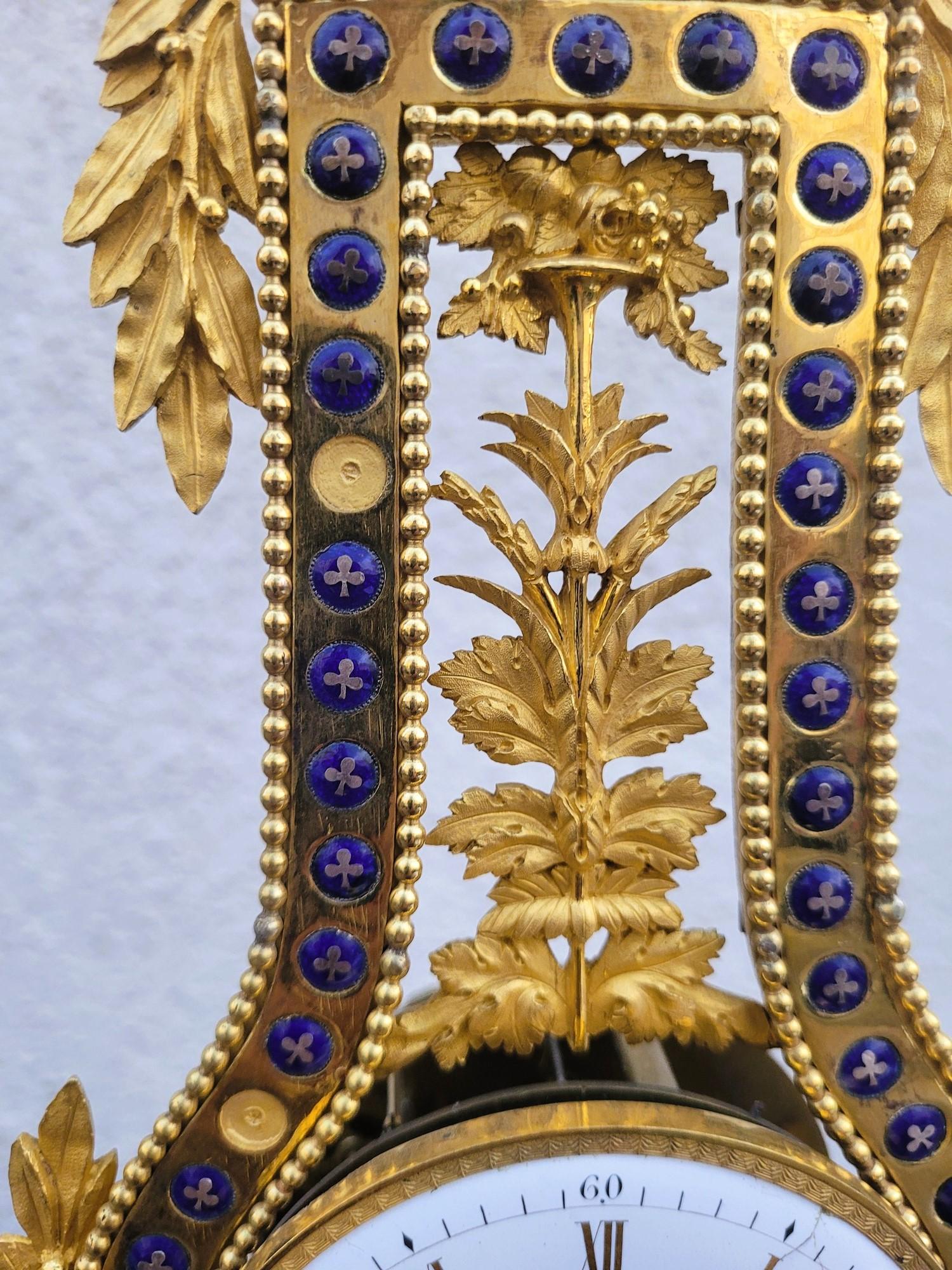 Uhr aus vergoldeter Bronze und emaillierter Bronze, 18. Jahrhundert-Periode im Angebot 10